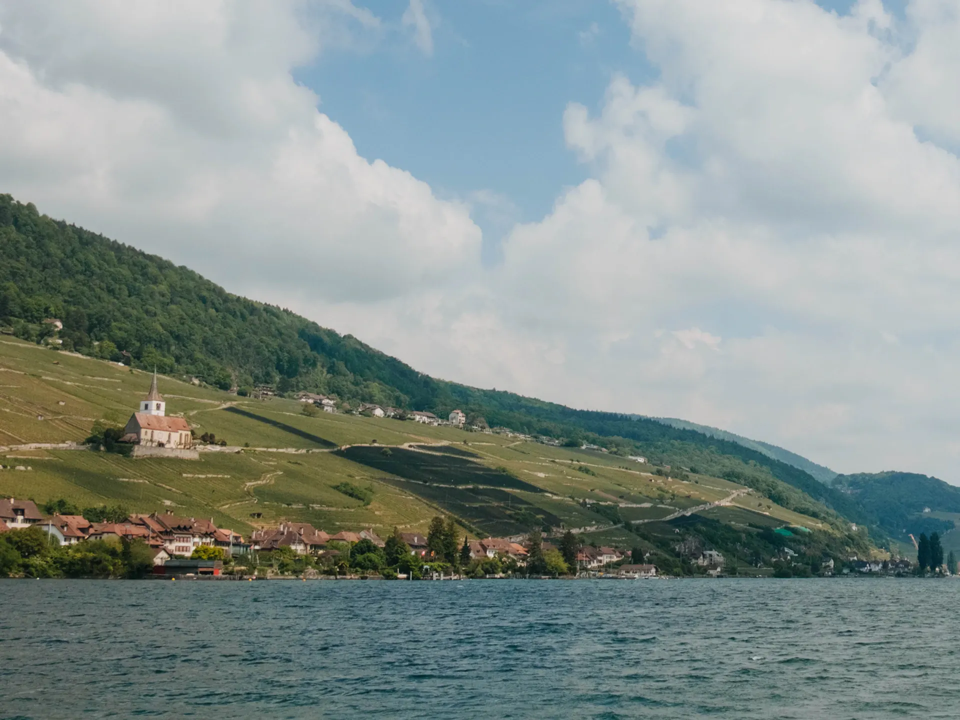 Kirche Ligerz vom Schiff auf dem Bielersee