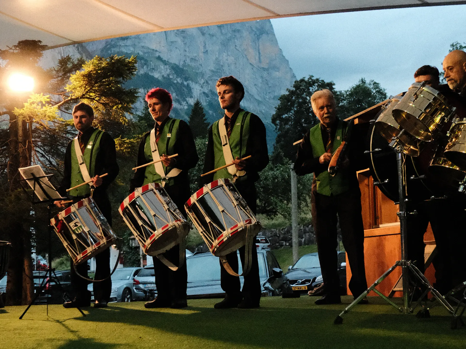 Folkloreabend auf dem Camping Jungfrau mit Personen mit Trommeln