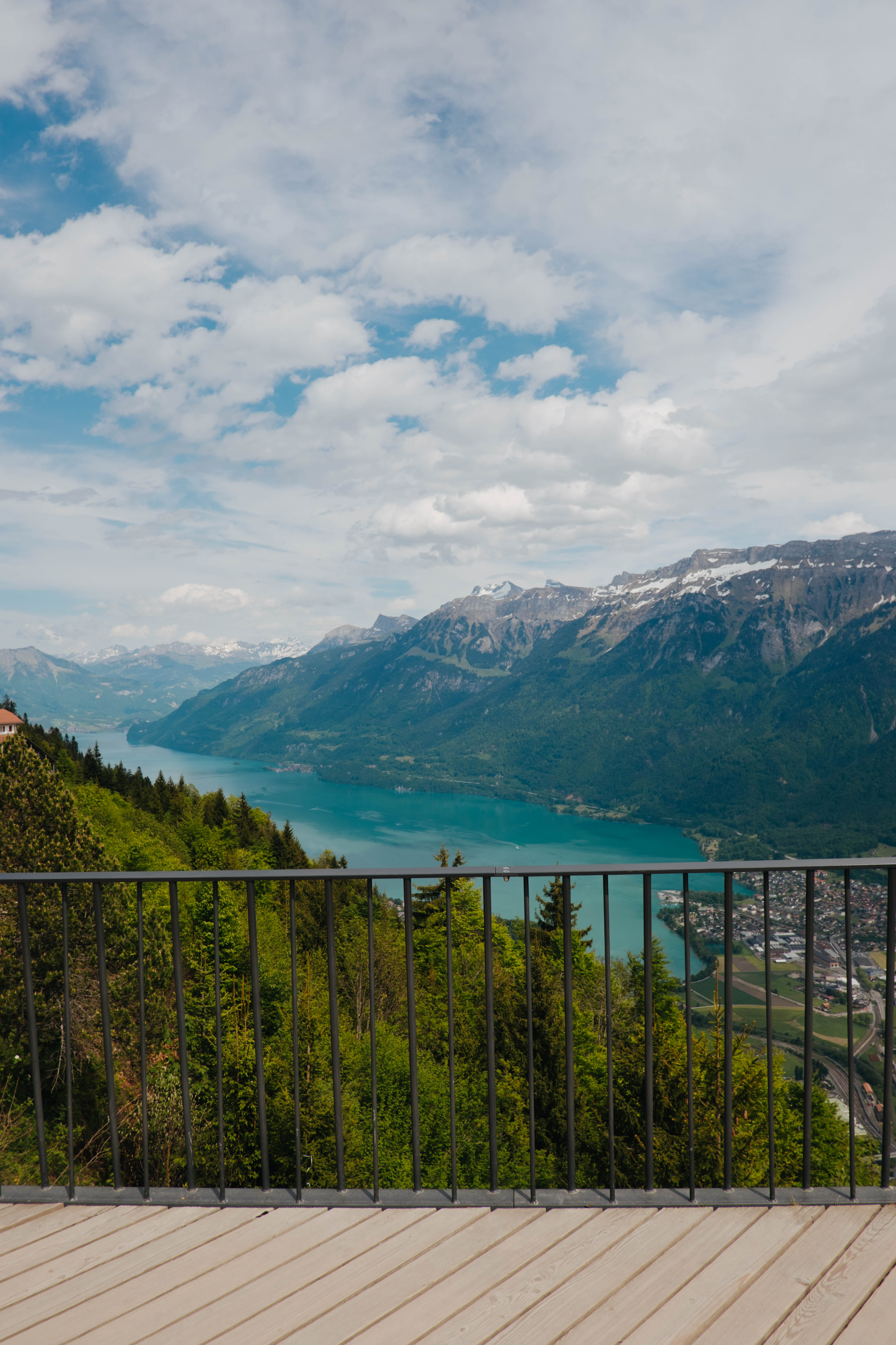 Blick über den Brienzersee vom Aussichtspunkt des Harder Kulm