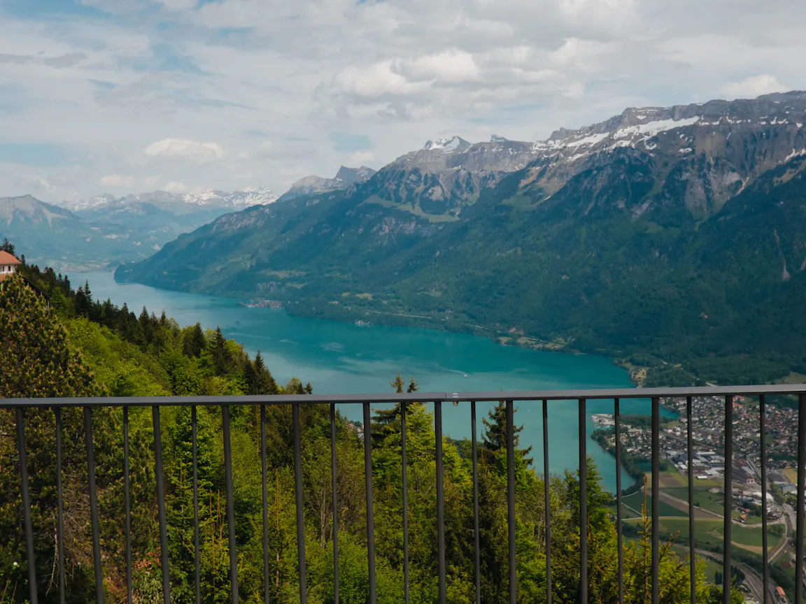 Blick über den Brienzersee vom Aussichtspunkt des Harder Kulm