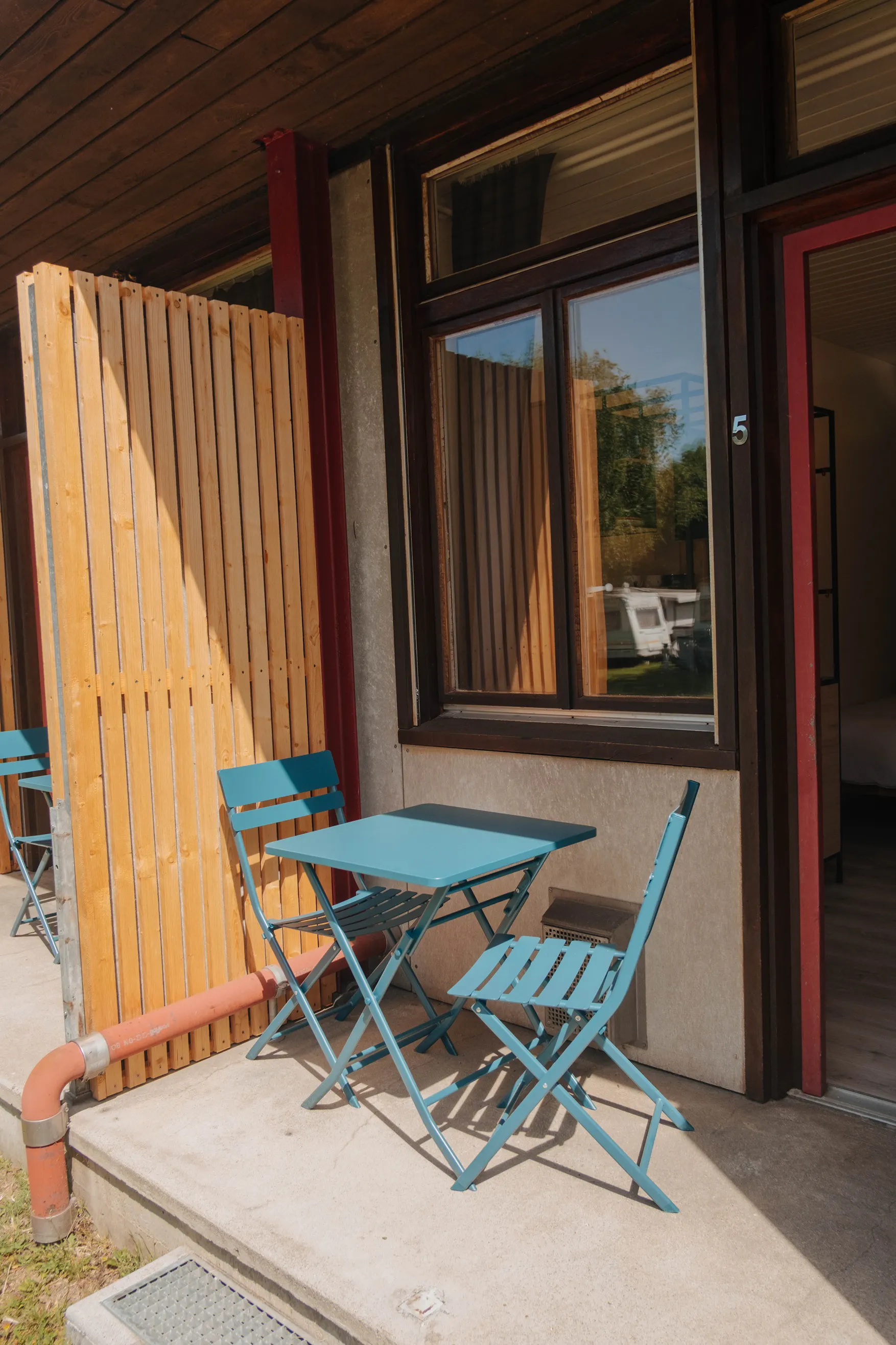 Terrace in front of the accommodation le Nook at Camping Lausanne