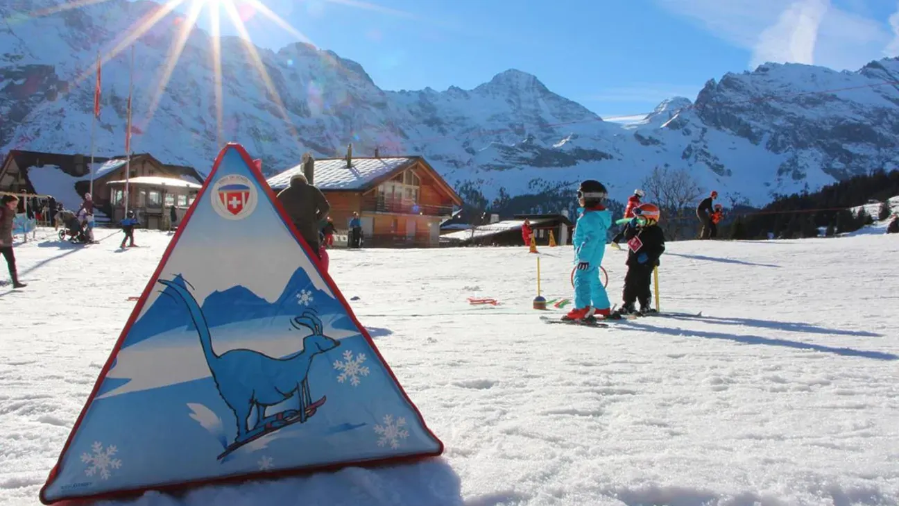 Kinder auf dem Übungsgelände Schneesport Mürren am Skifahren mit Bergpanorama