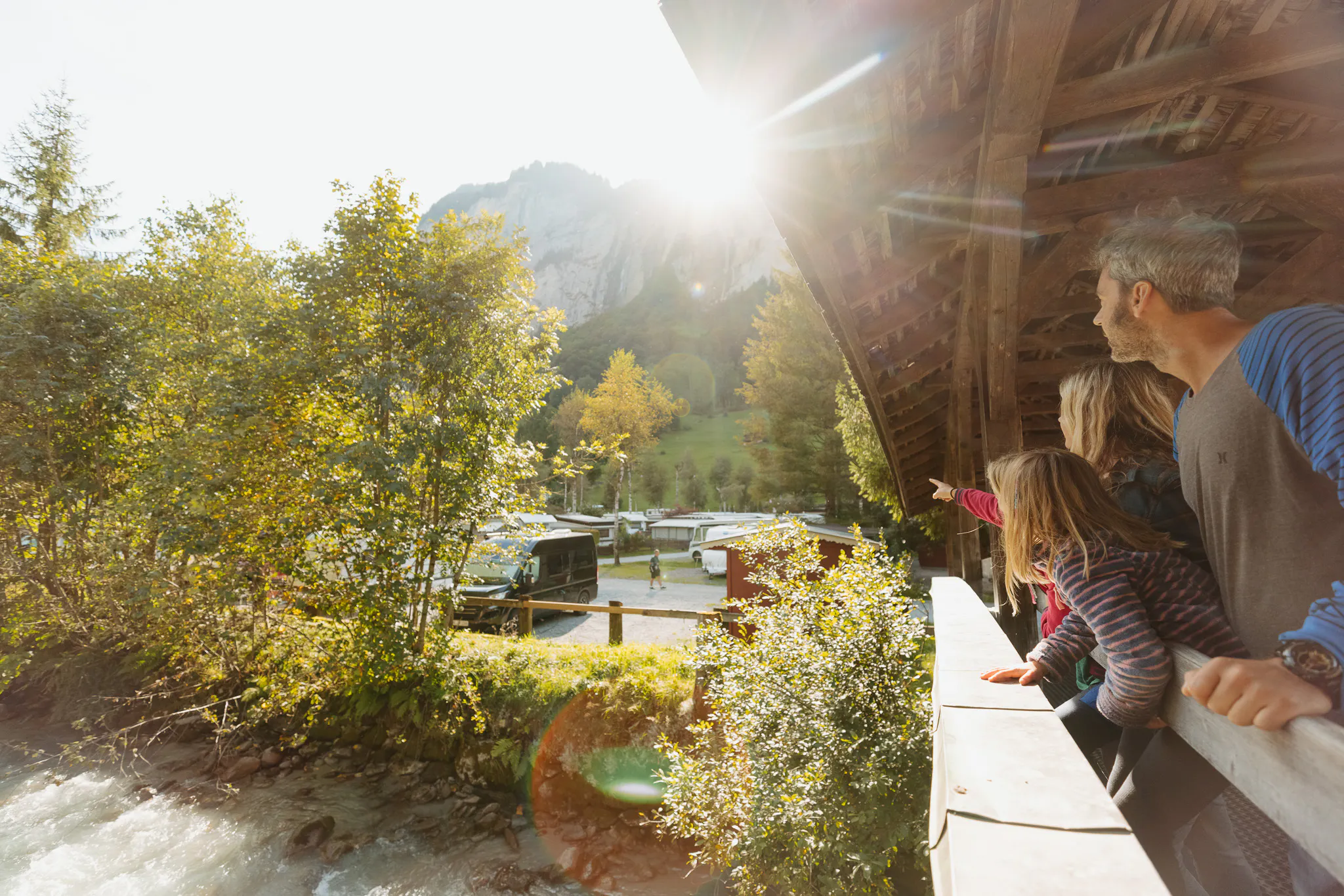 Familie auf Brücke auf dem Camping Jungfrau