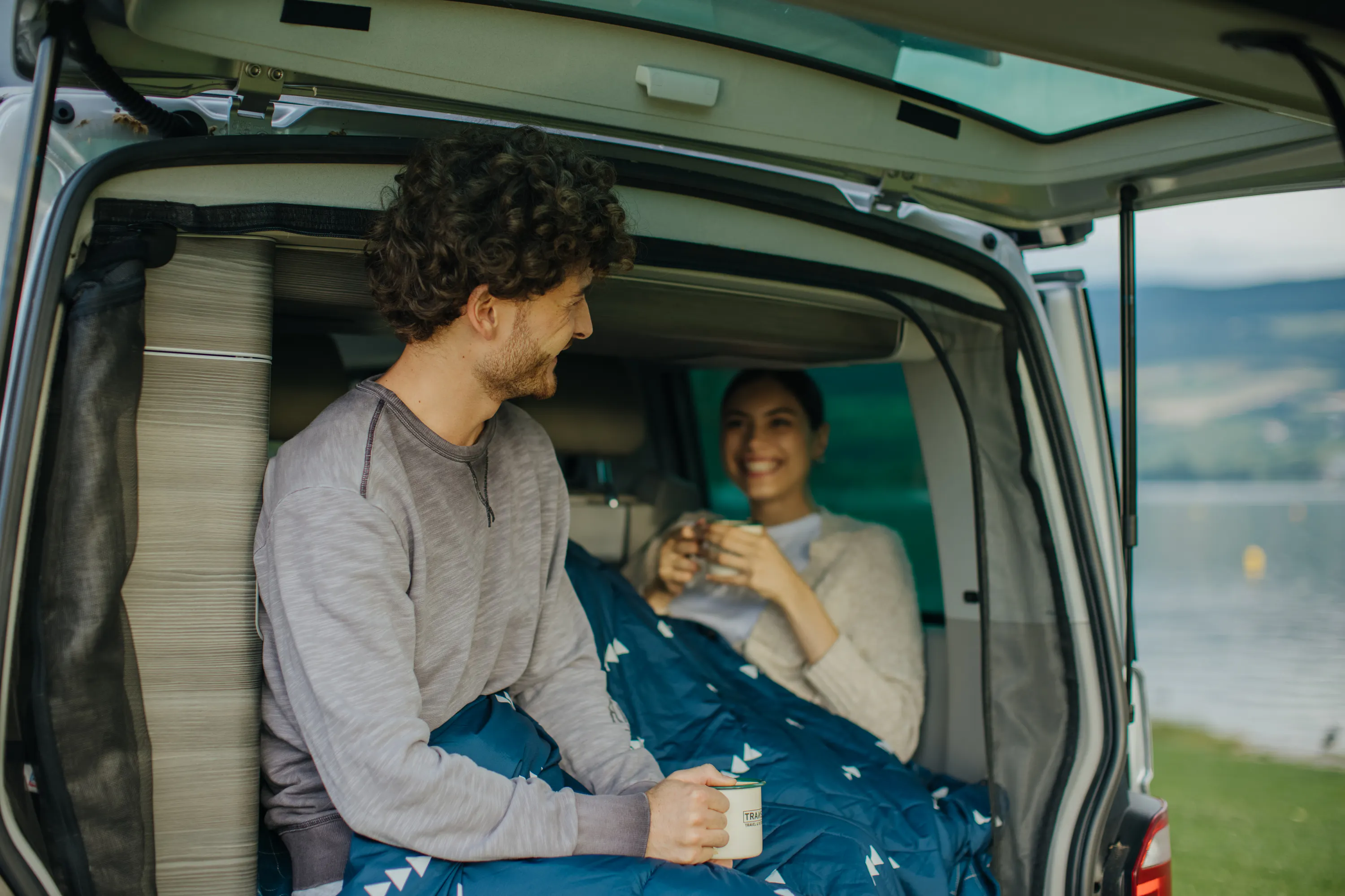 Paar in Van auf dem Camping Erlach