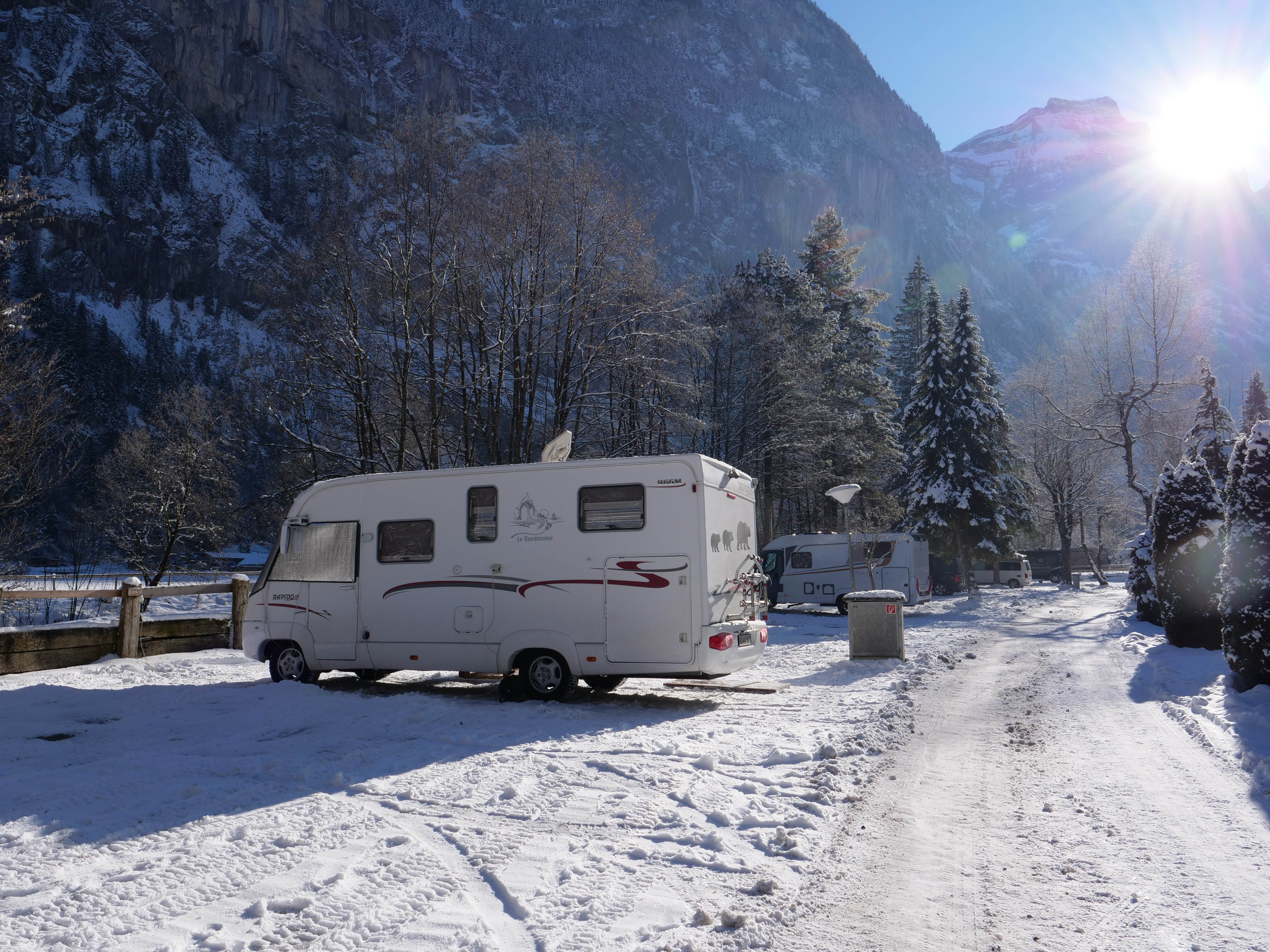 Wohnmobil auf verschneitem Campingplatz