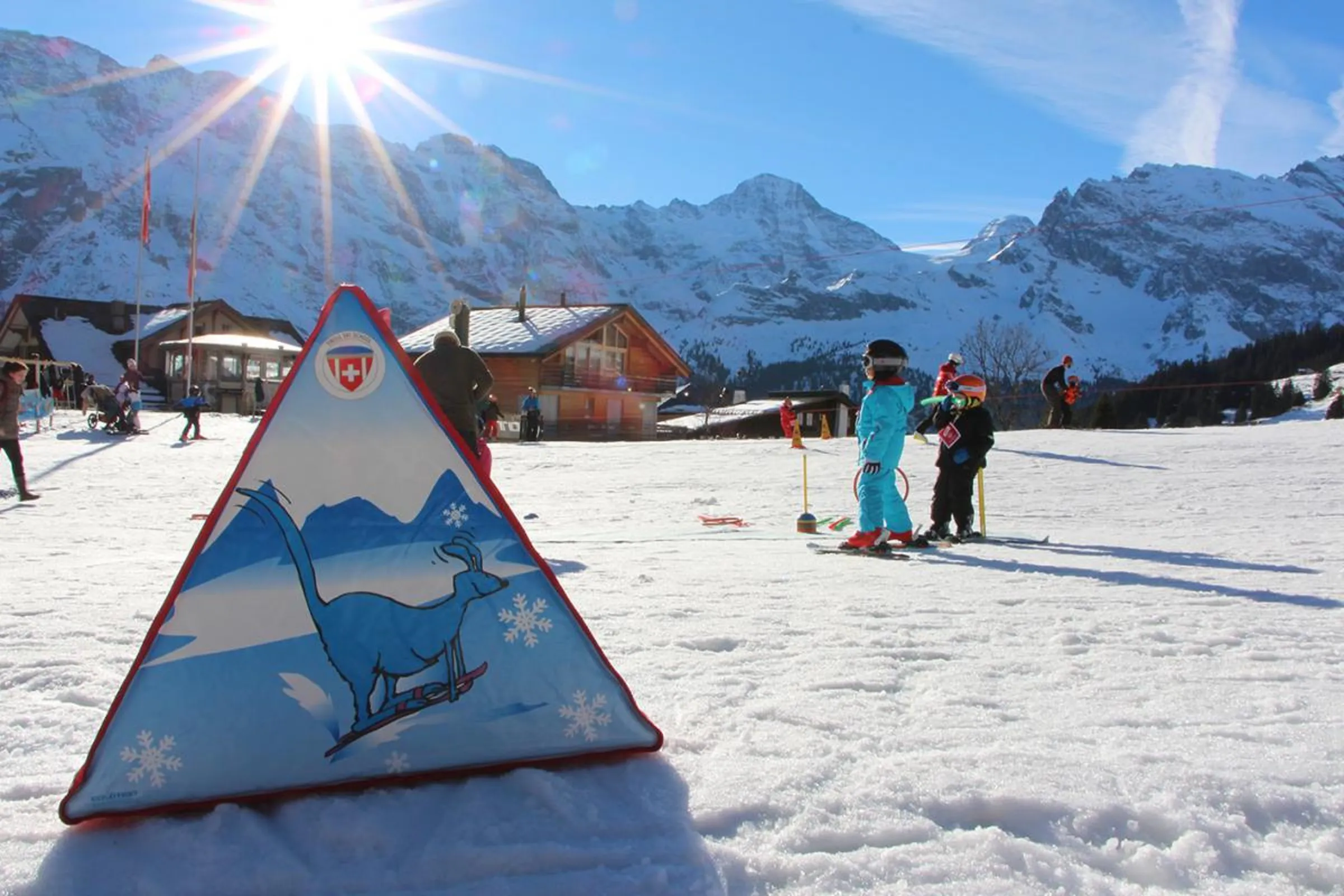 Kinderskigebiet Mürren mit Kindern, die das Skifahren lernen, Berge im Hintergrund