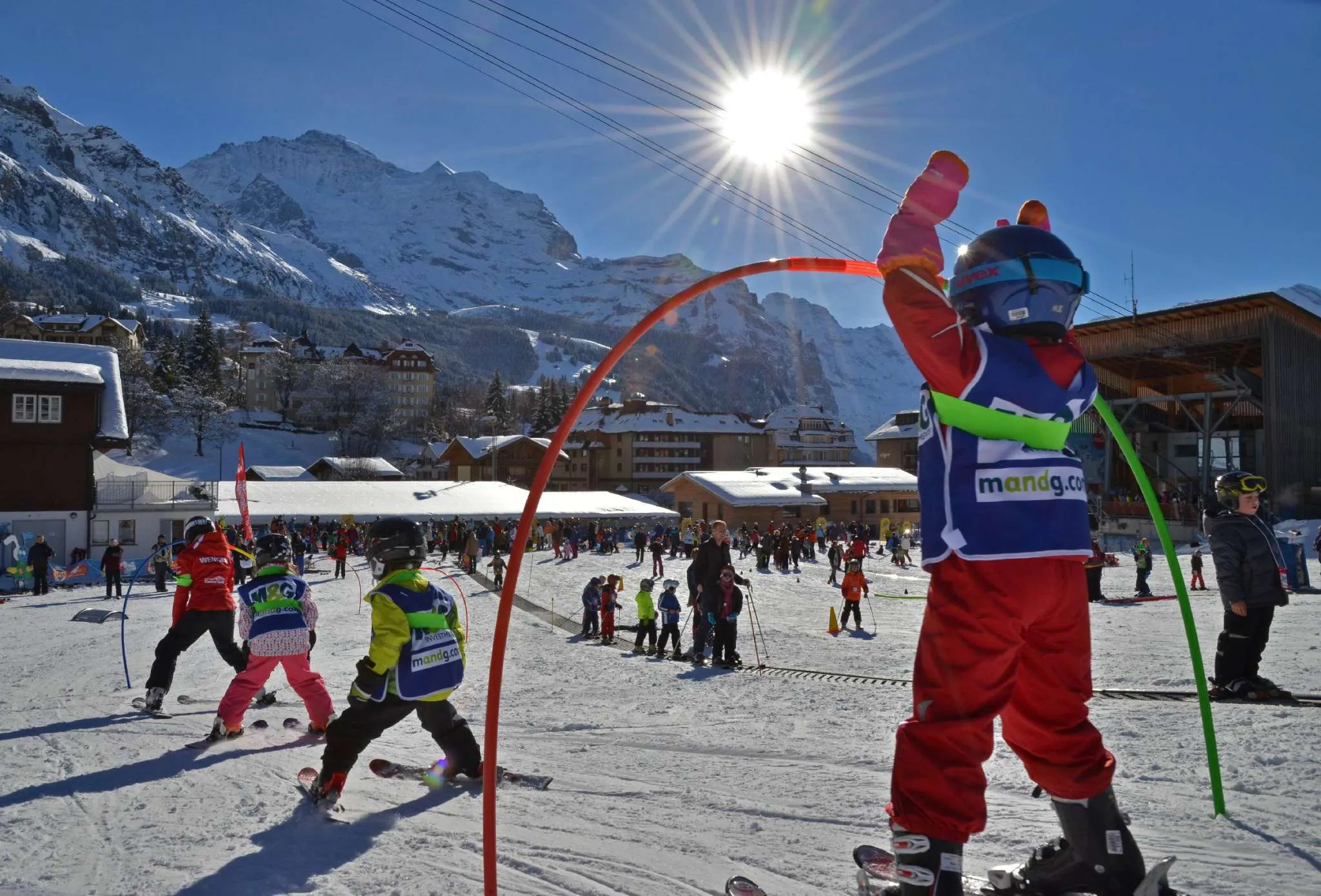 Übungsgeländer Figeler Wengen mit Kindern, die lernen Ski zu fahren