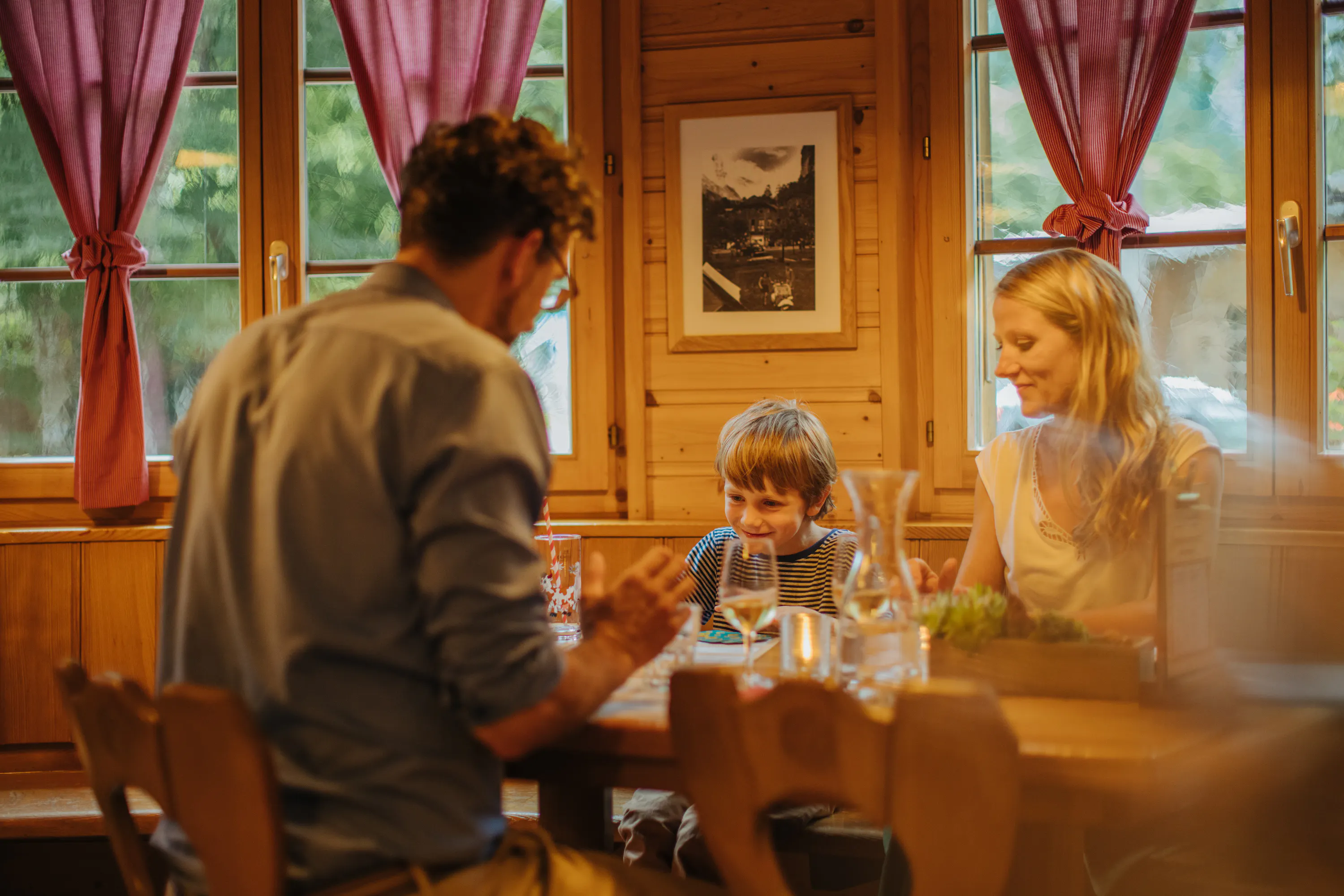 Familie beim Abendessen im Restaurant Weidstübli in Lauterbrunnen