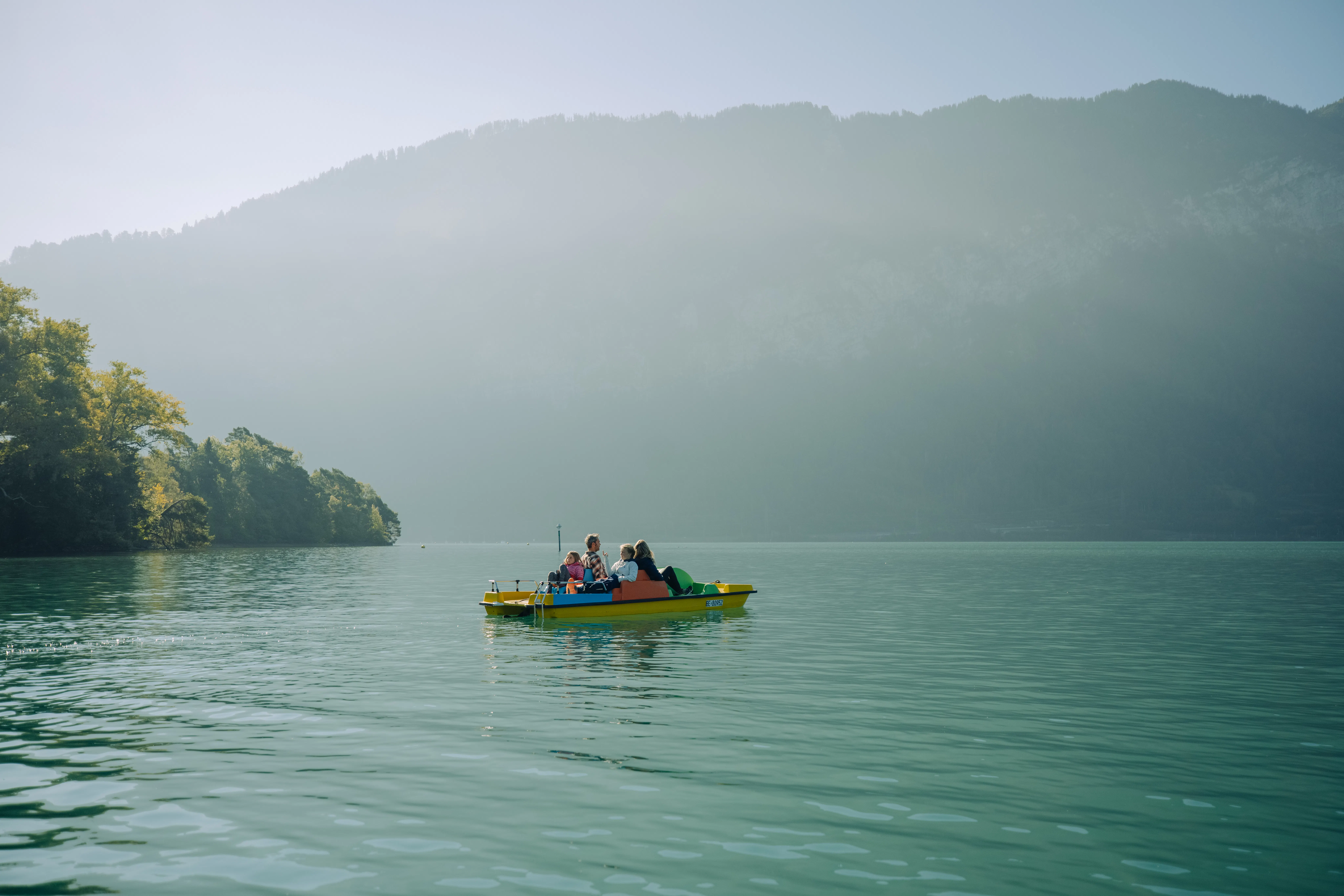 Familie auf Pedalo auf dem Thunersee
