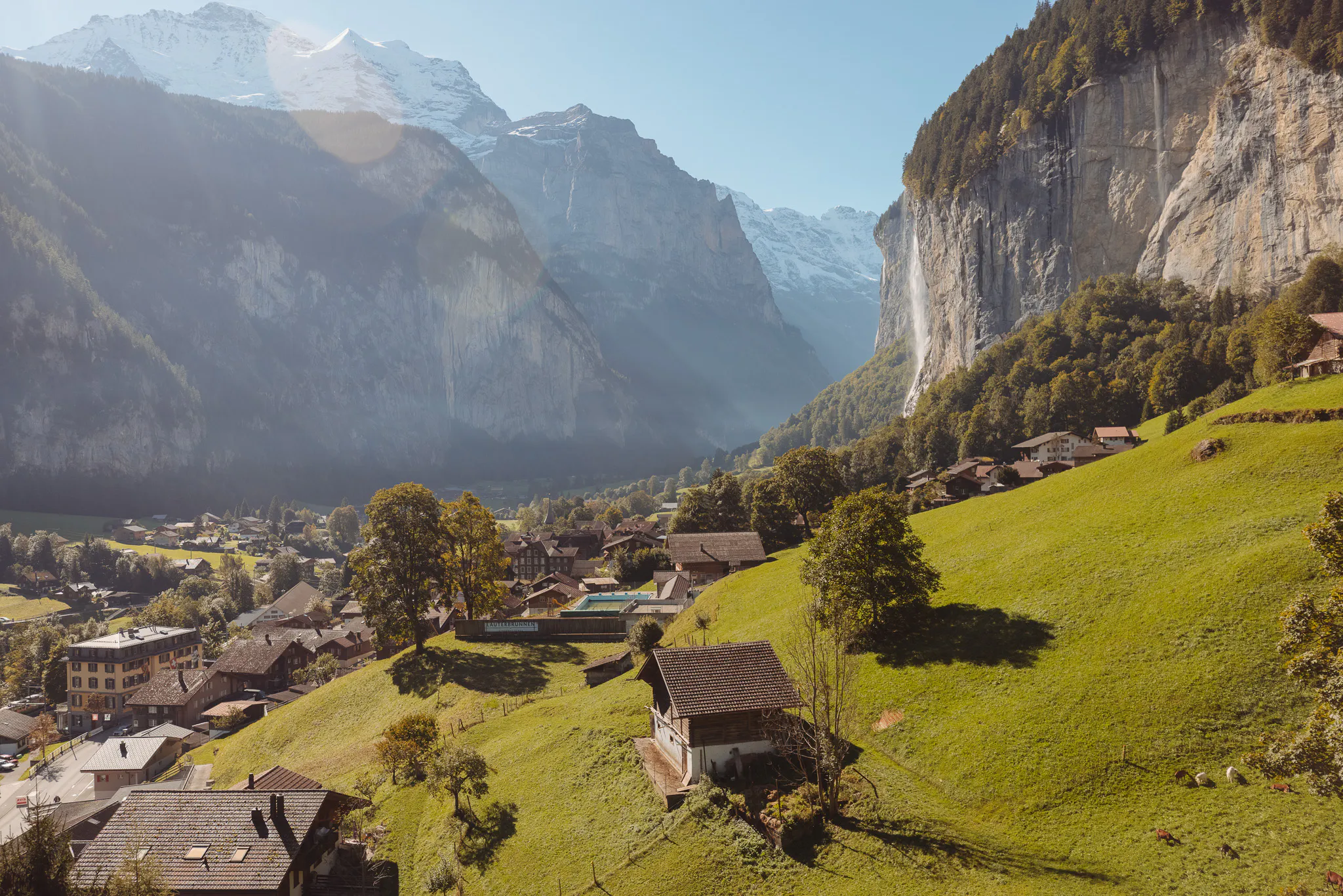 Lauterbrunnental mit Staubbachfall und Bergen im Hintergrund