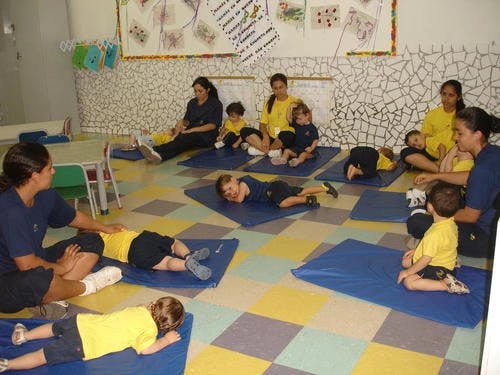 Foto das crianças na sala de aula