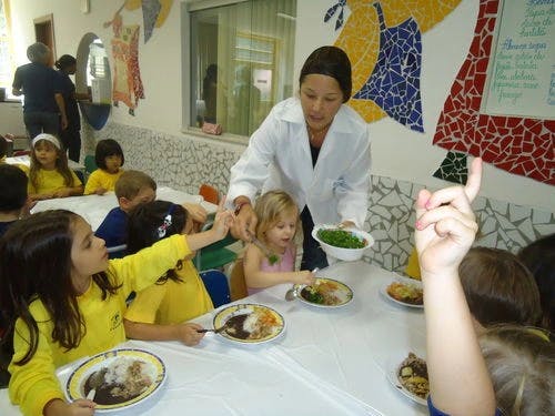 Foto das crianças na hora da alimentação