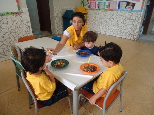Foto das crianças na hora da alimentação