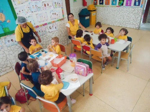 Foto das crianças na hora da alimentação