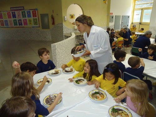 Foto das crianças na hora da alimentação