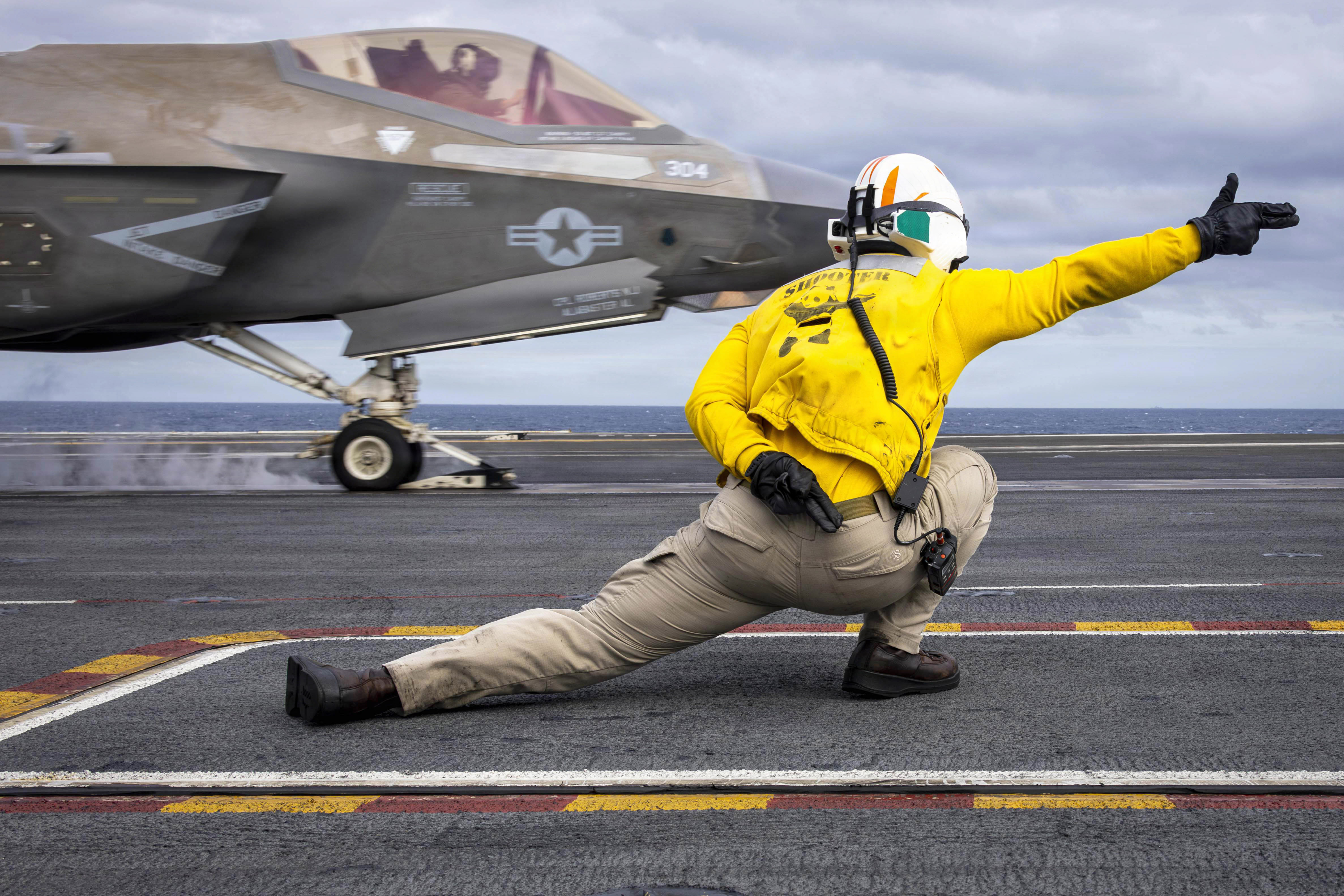 Ground crew direct fast jet 