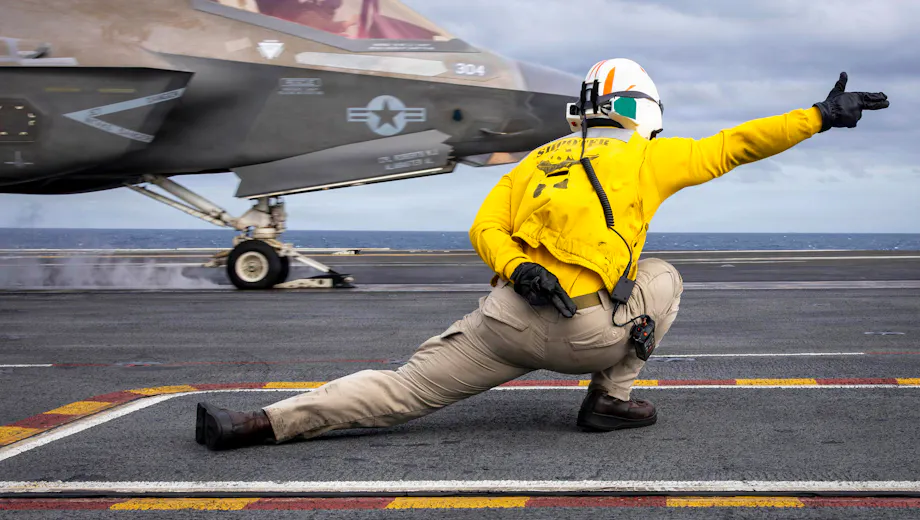 Ground crew direct fast jet