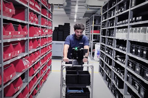 Mobile pick-by-light system guides users intuitively through order picking