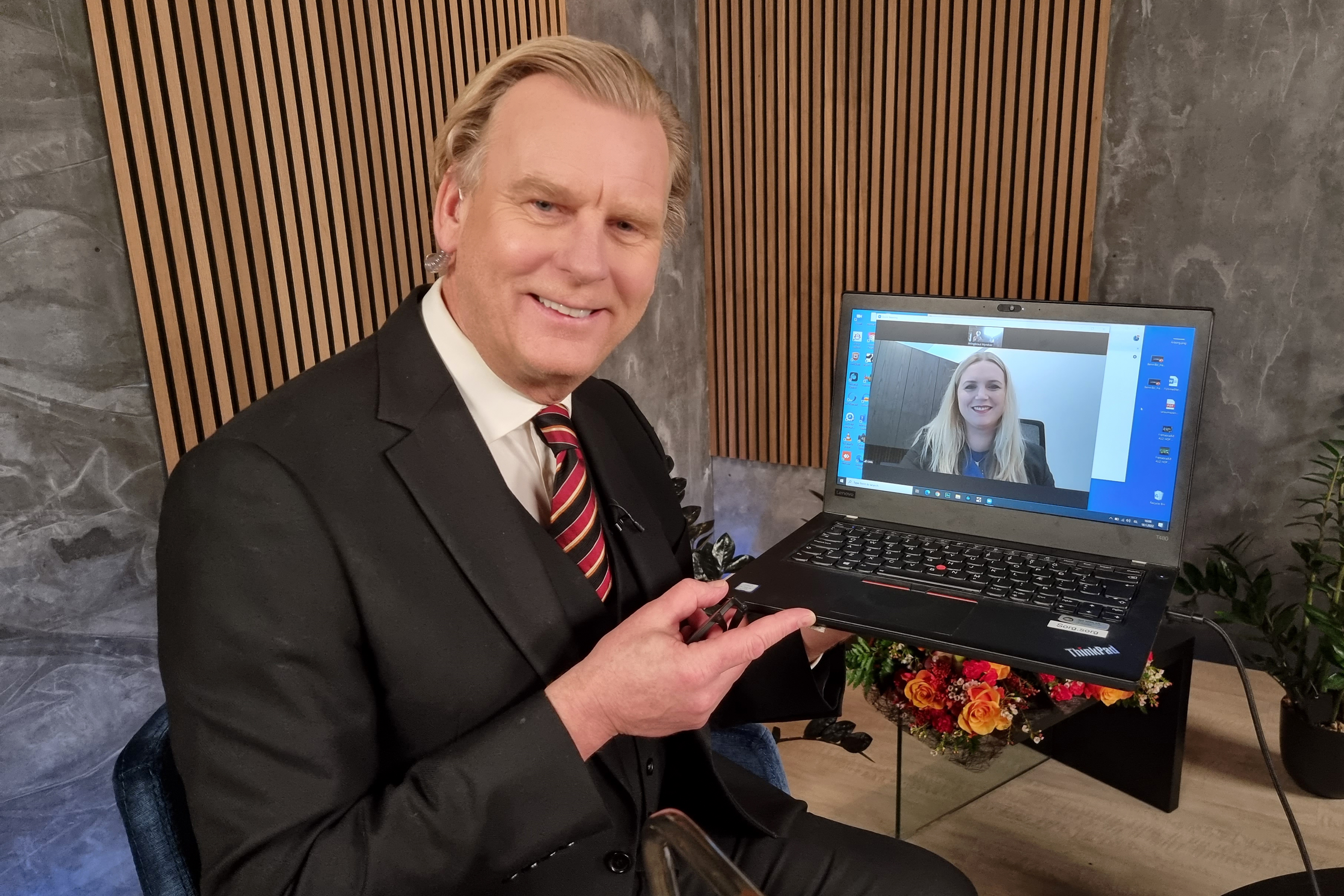 Sigmundur Ernir Rúnarsson hjá Hringbraut og Eddu Sif Pind Aradóttir í skjámynd að taka á móti Hvatningarverðlanunum FKA.