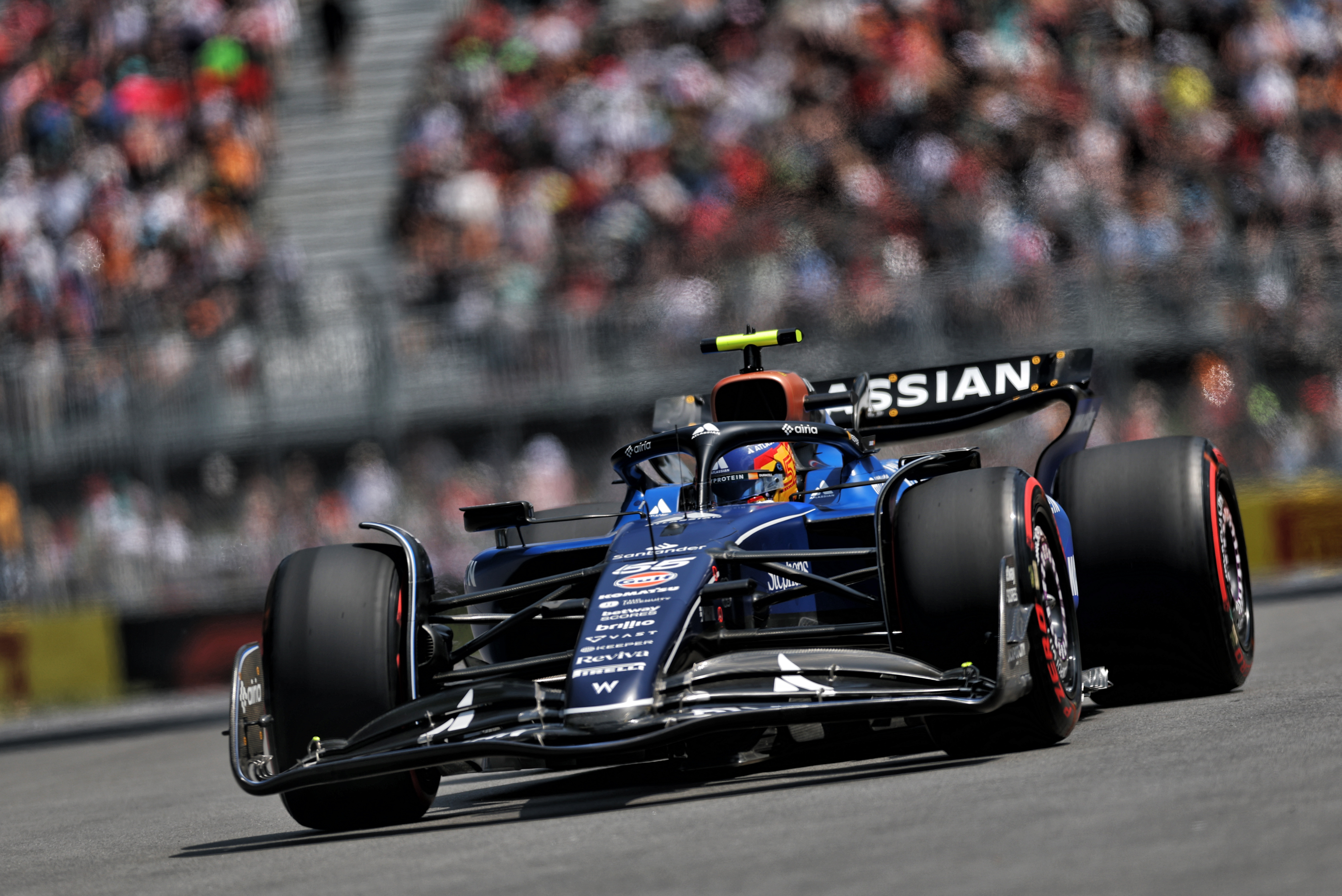 Carlosとなります。 Carlos Sainz starts the Canadian GP on the right foot