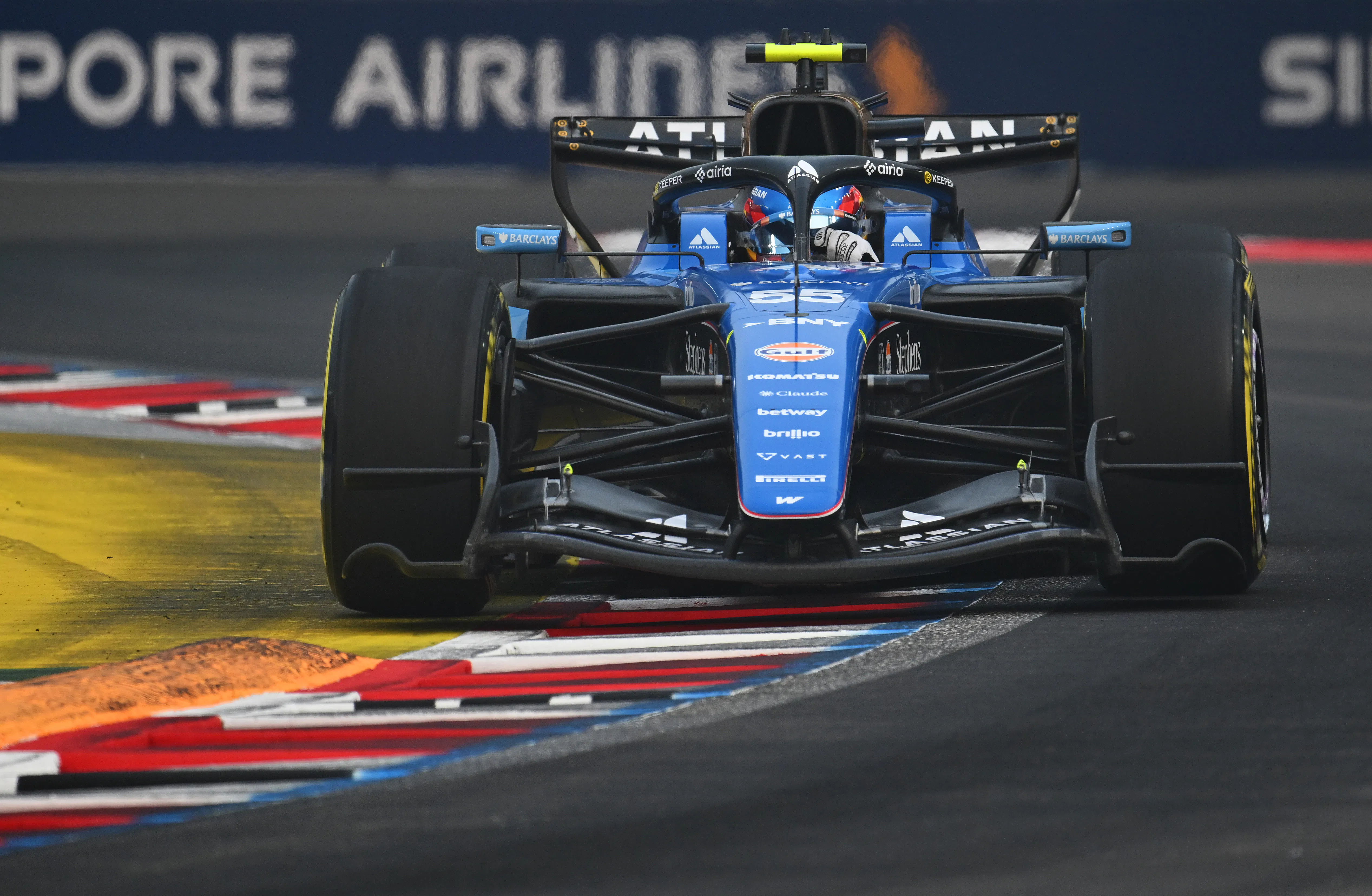 A series of issues prevents Carlos Sainz from maximising his potential in  Singapore Sprint Qualifying