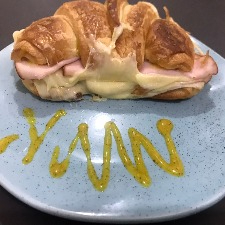  Croissant recheado de  Peito de Peru 