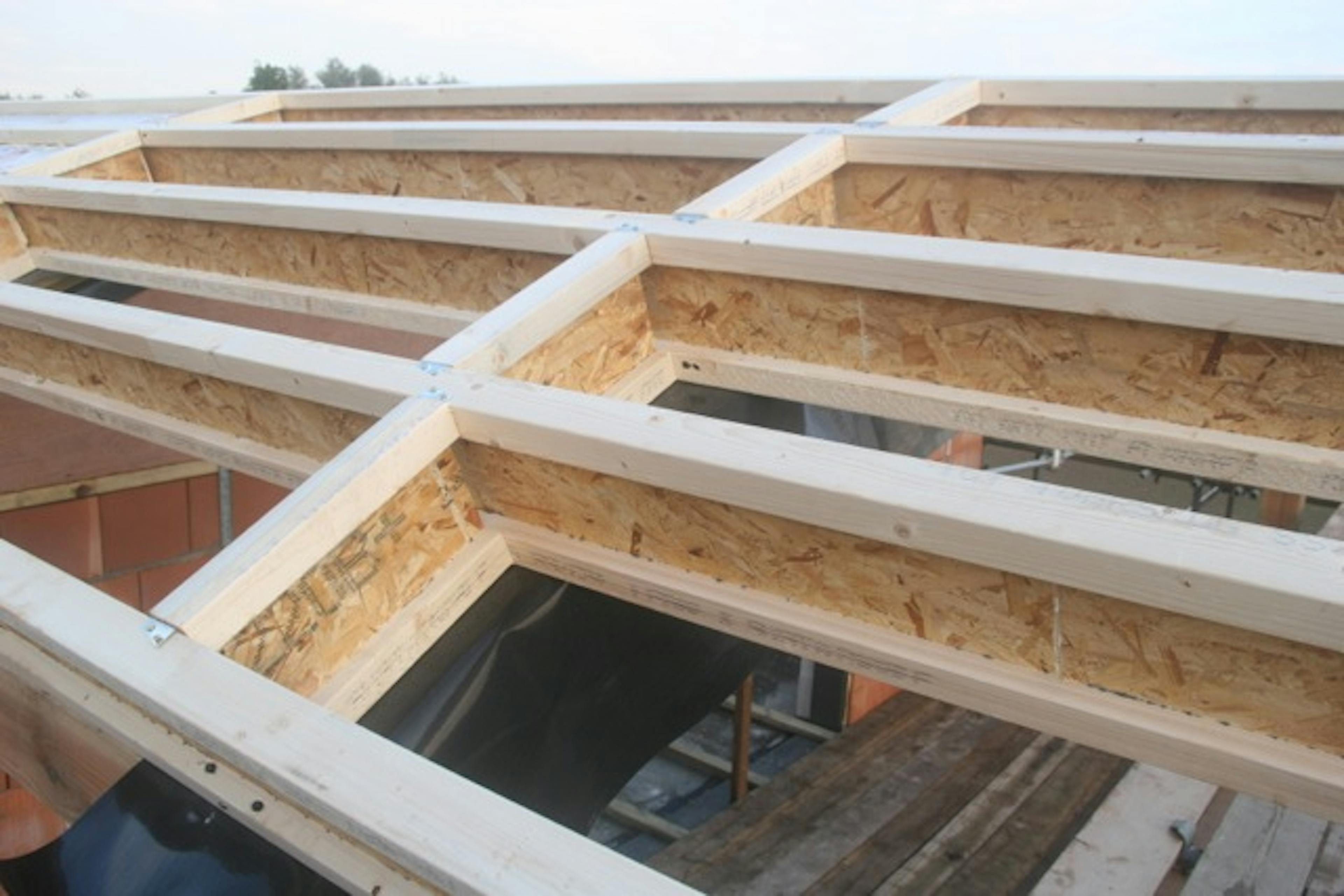 Encapsulation installation on a curved roof