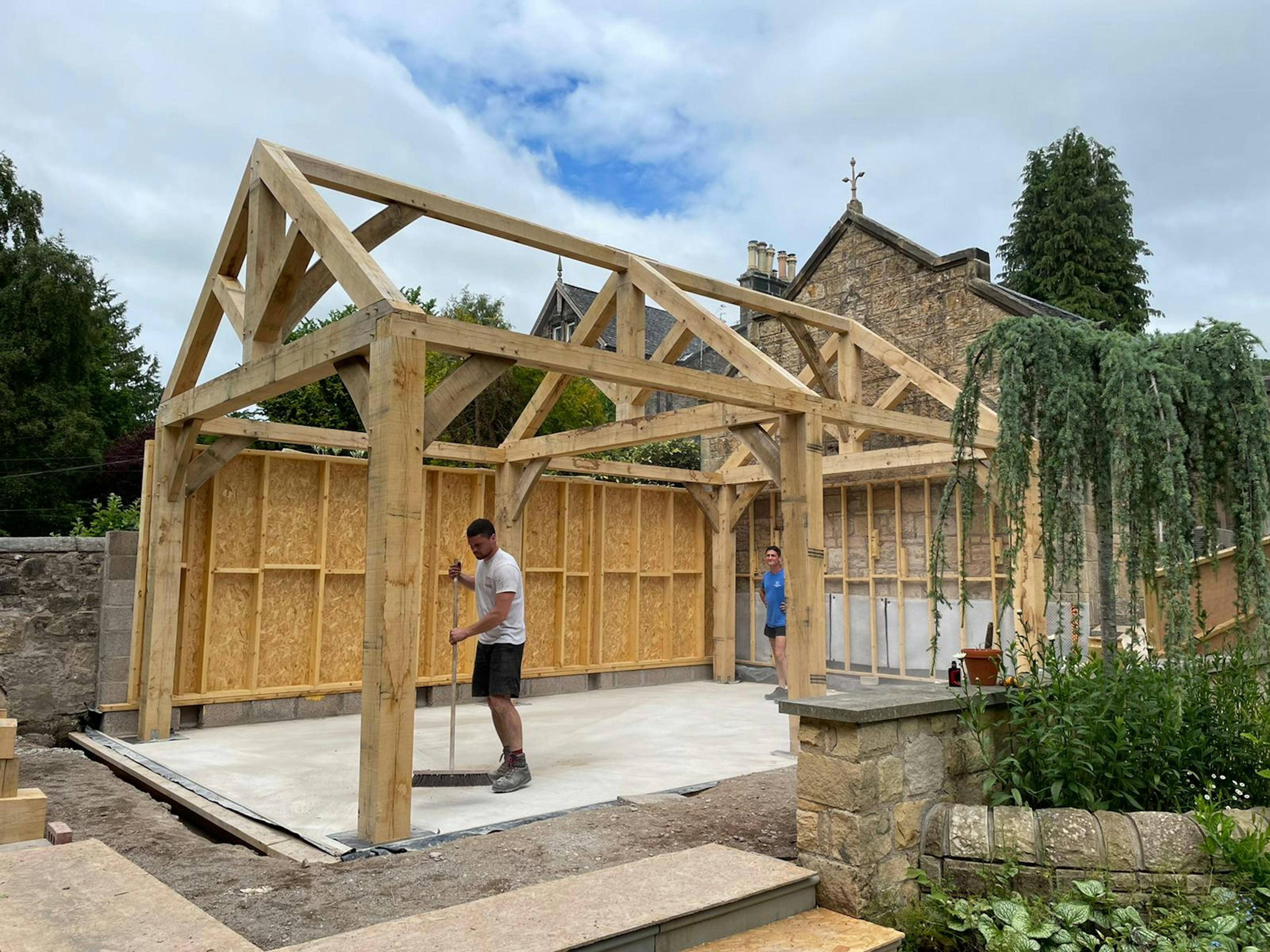 Site installation of an oak-framed garden room