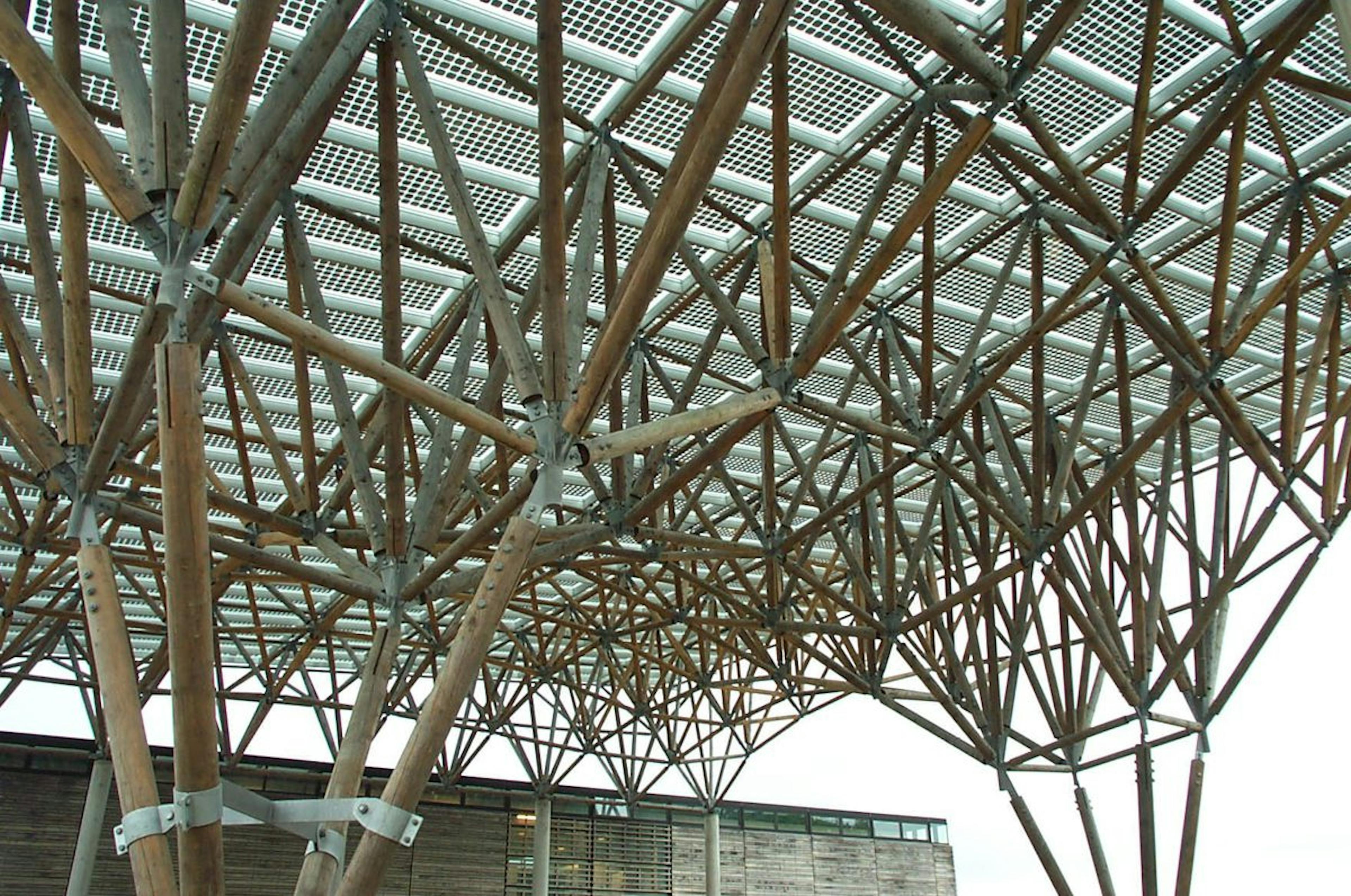Site installation of a geometrically complex canopy made from Larch