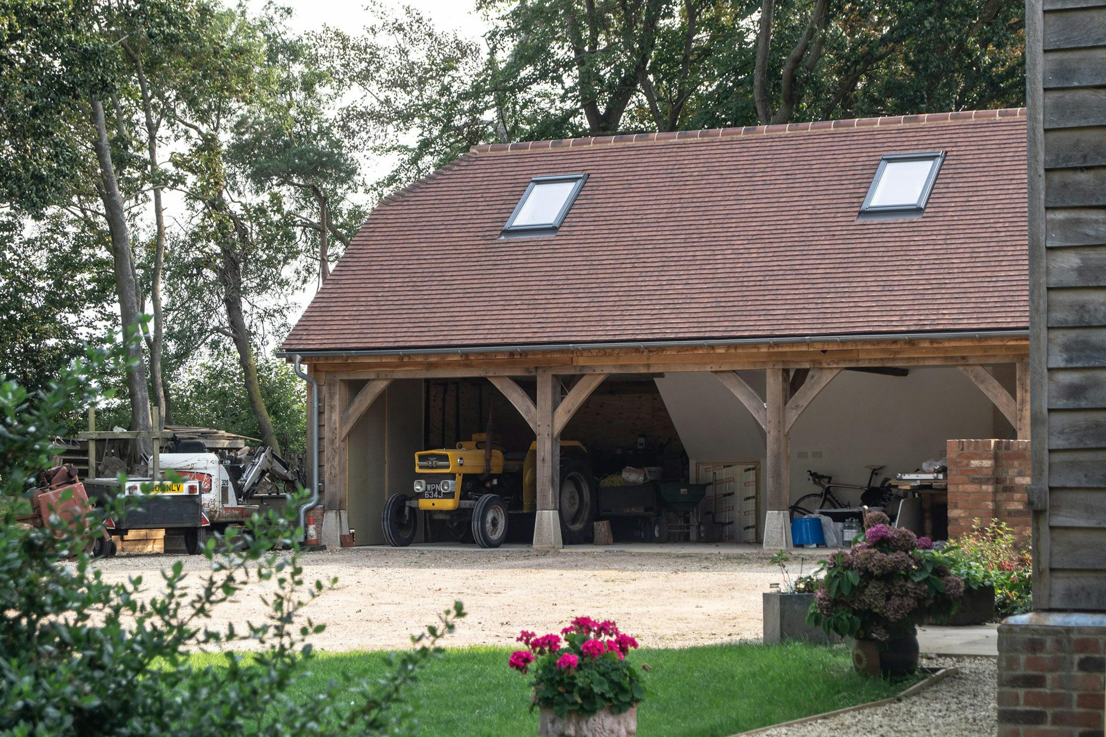 Oak-framed one-and-a-half-storey garage with living space above
