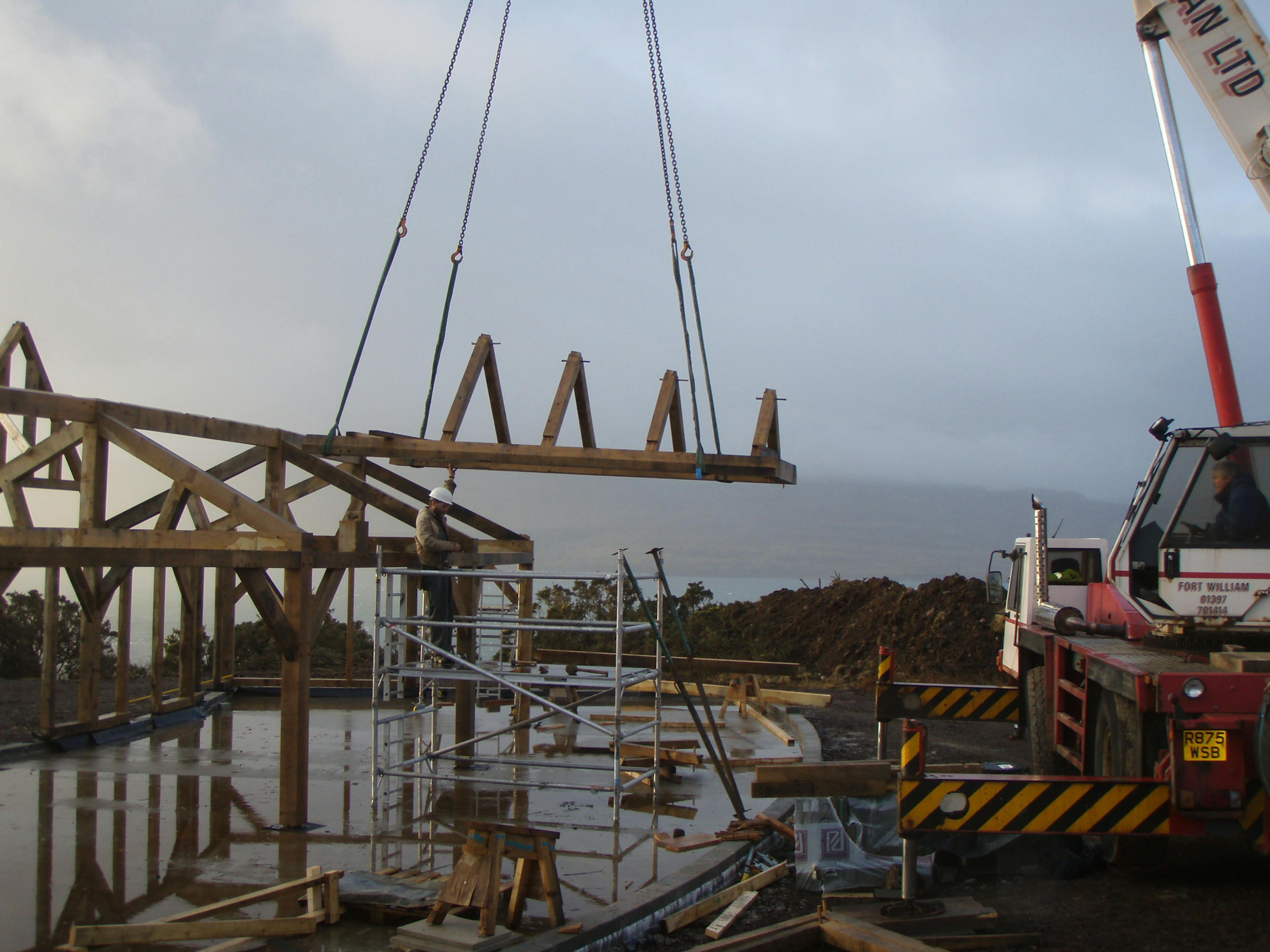 Lifting a pre-assembled roof lantern into an oak-framed family home on-site