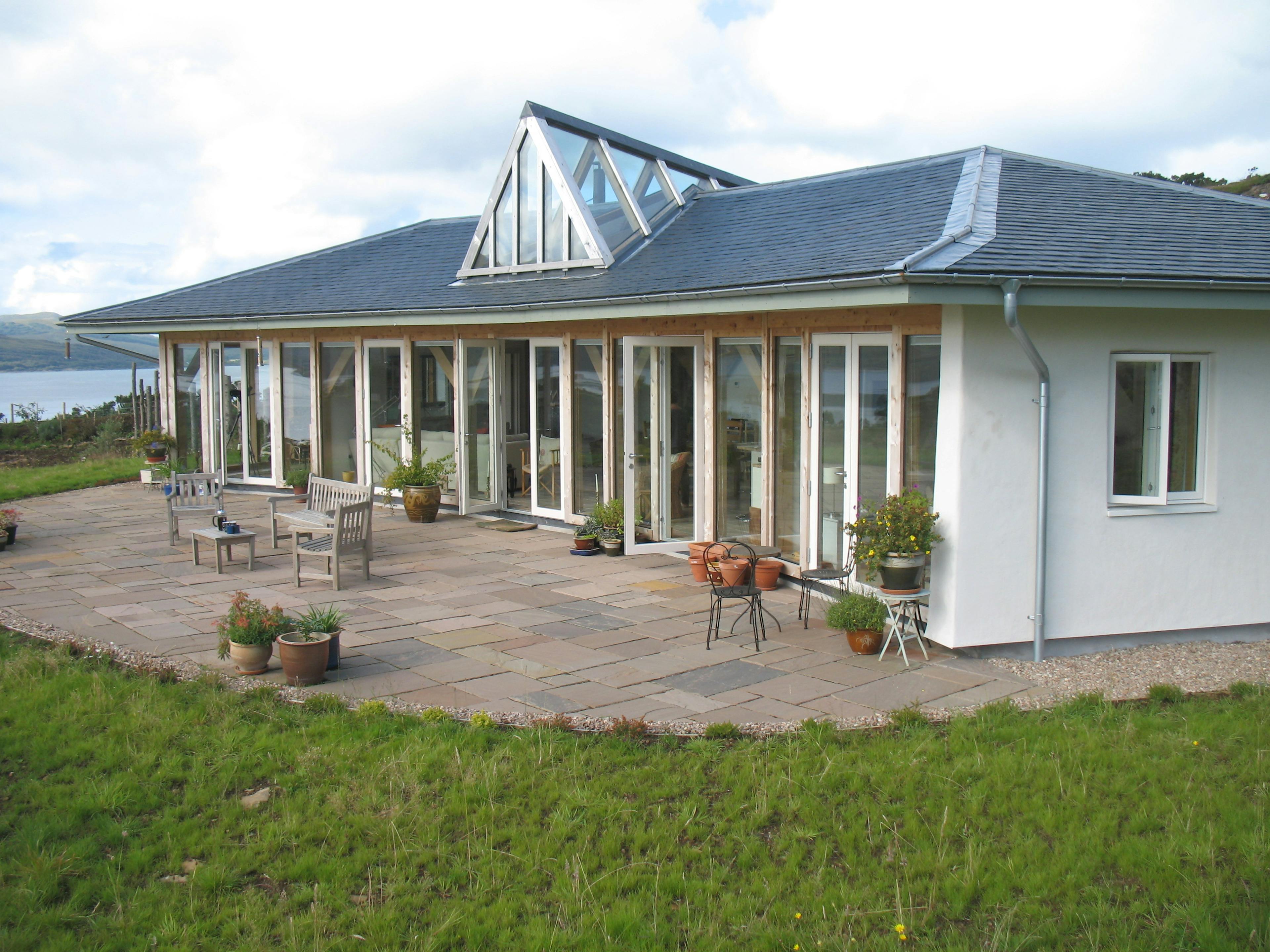 Oak-framed, facet-curved family house situated on the shore of a loch