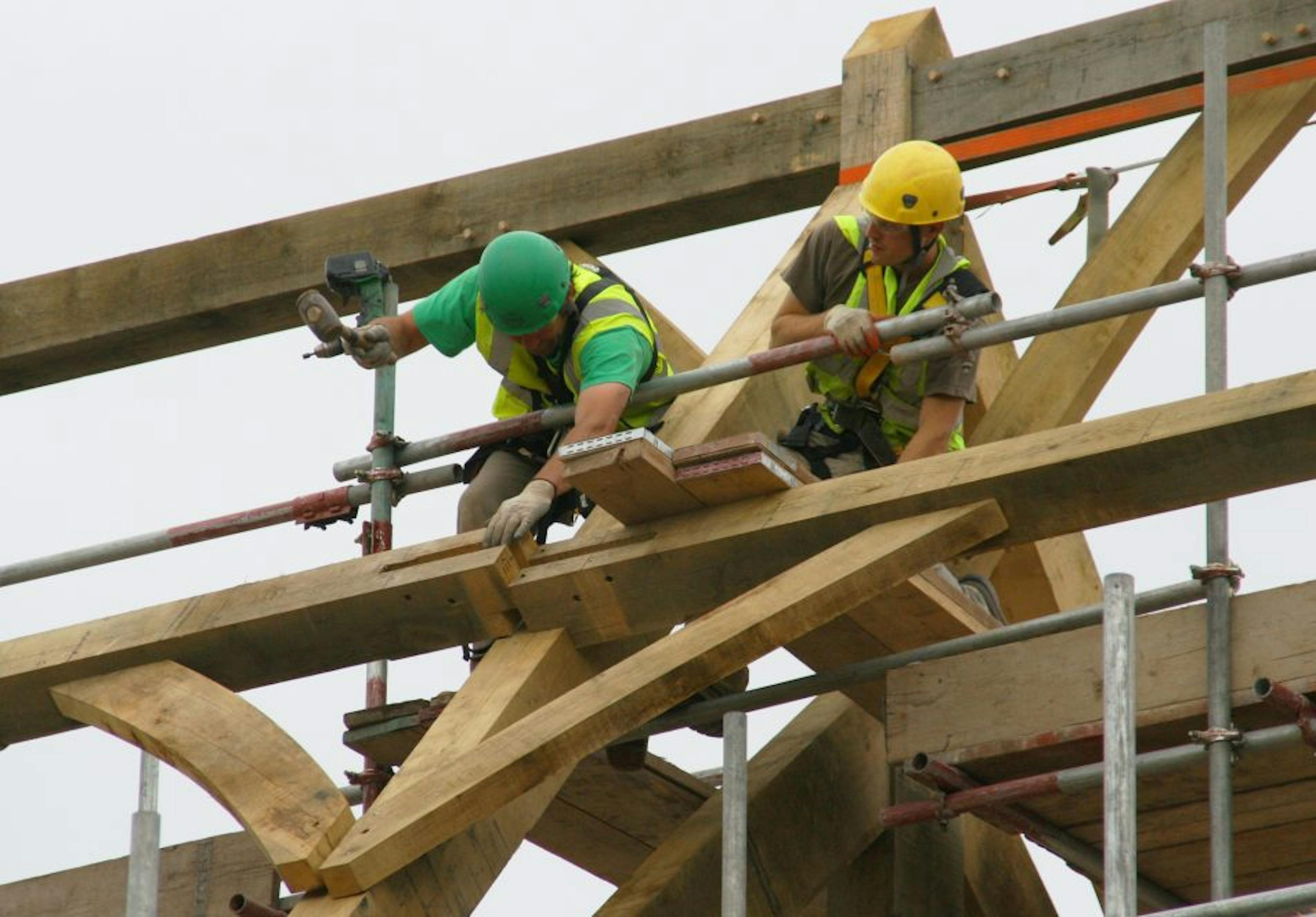 penistone_market_carpenter_oak_roof_construction