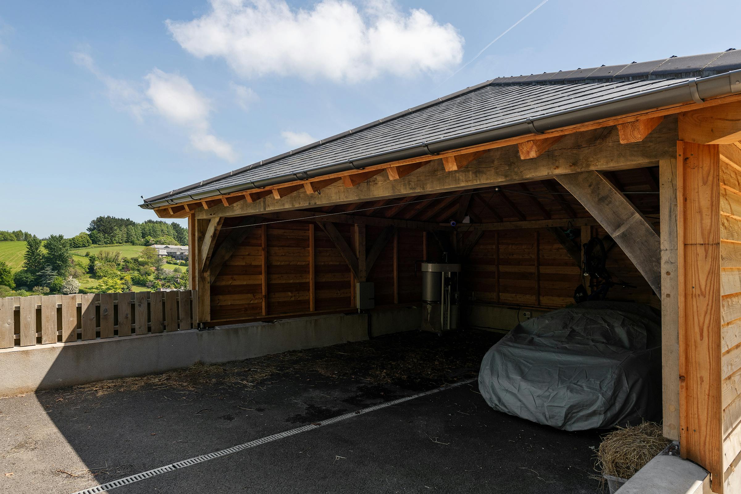 An oak framed garage outbuilding
