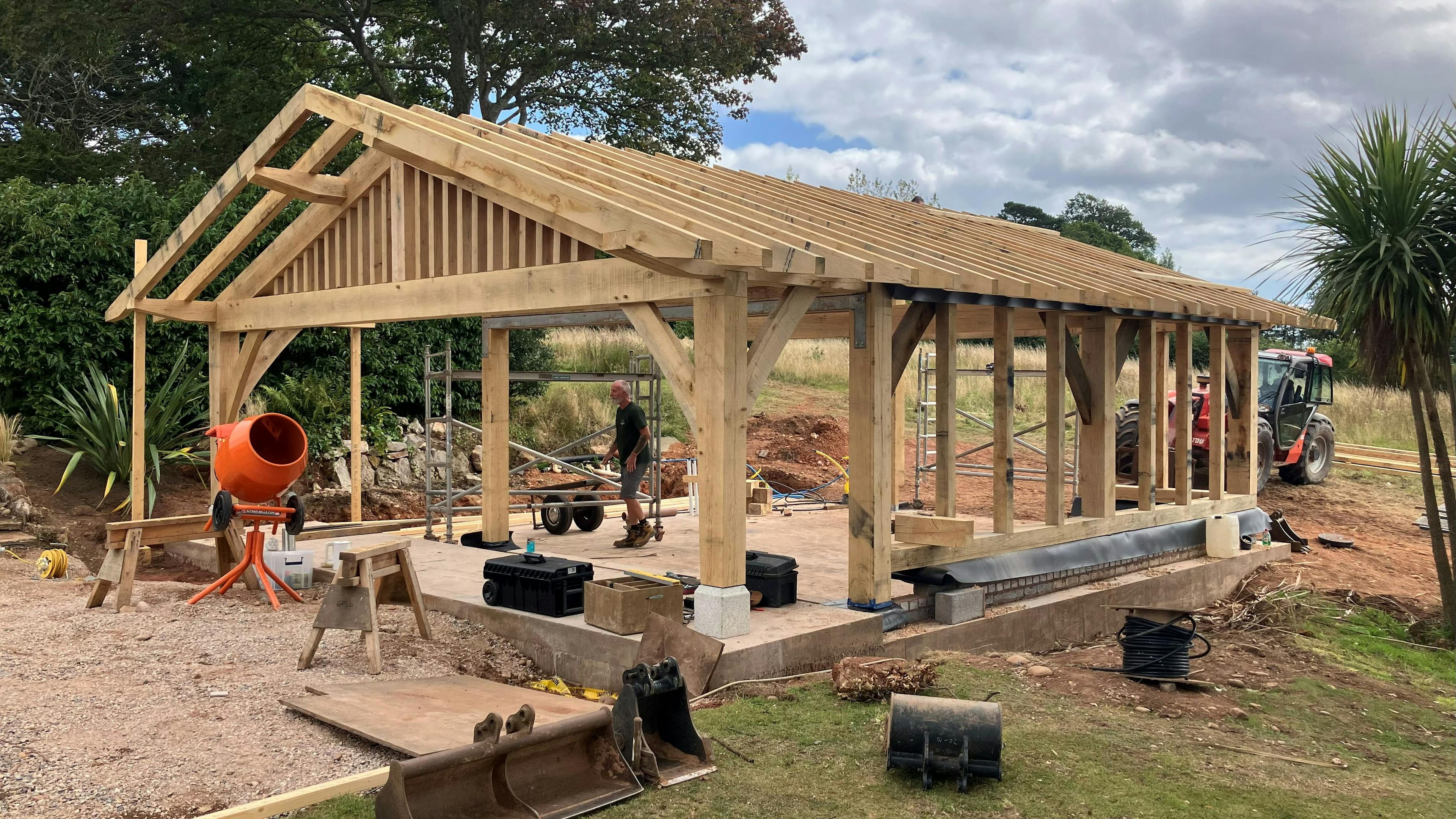 Installation of a frame for a pool building annexe with an oak frame