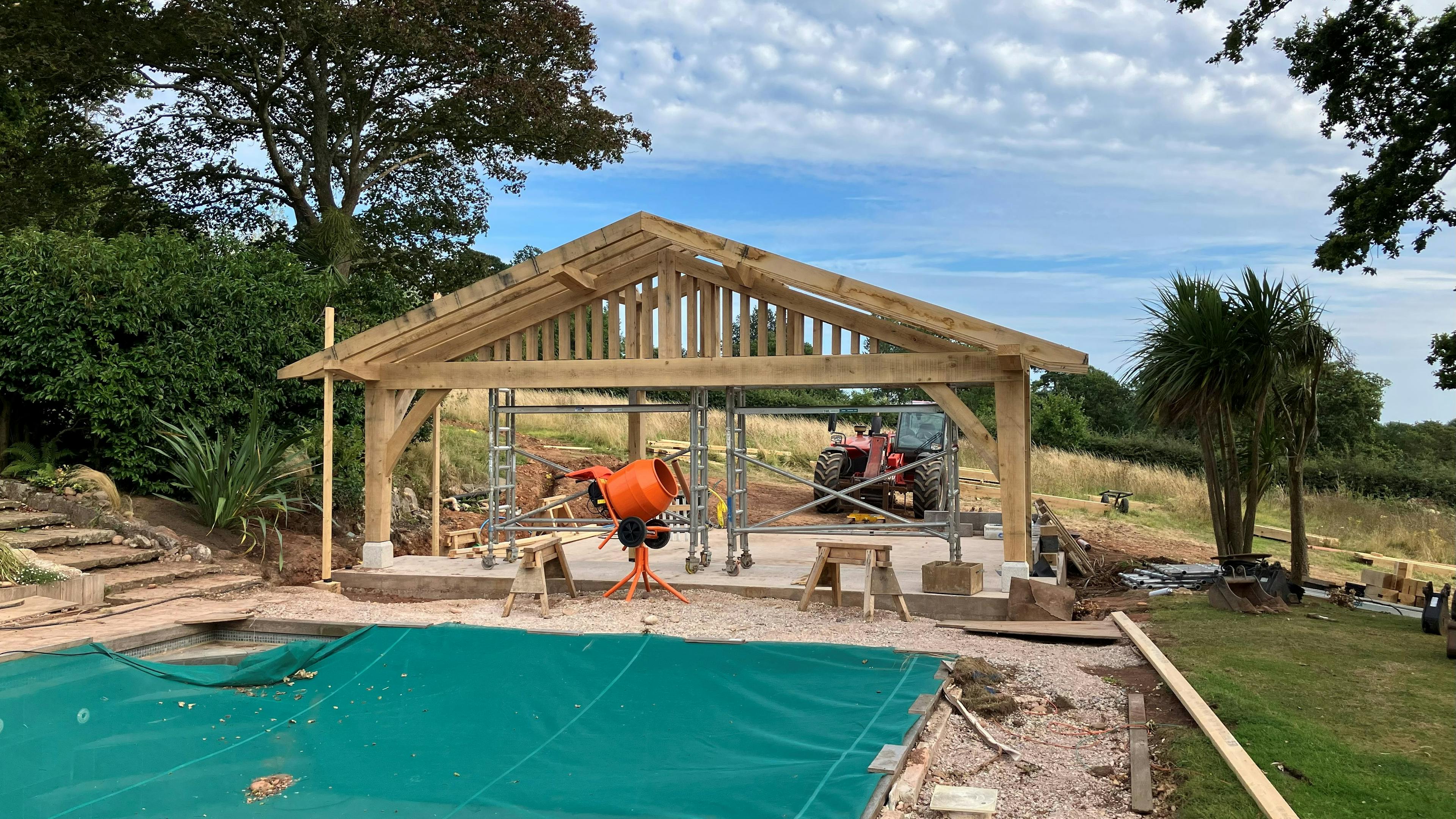 Installation of a frame for a pool building annexe with an oak frame