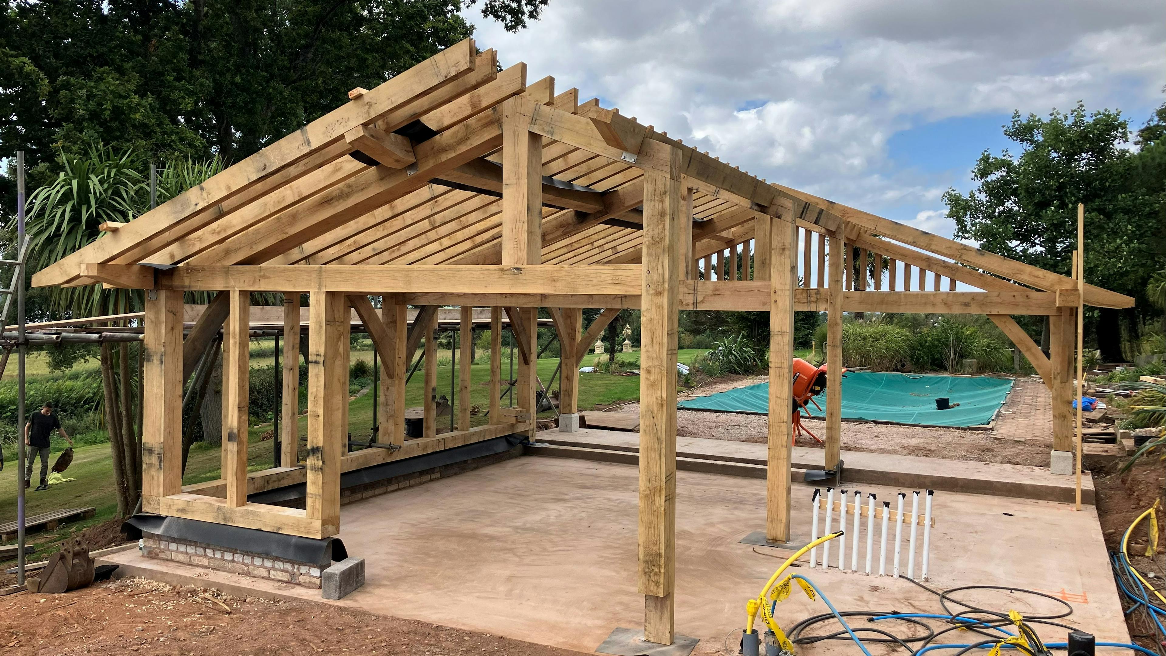Installation of a frame for a pool building annexe with an oak frame