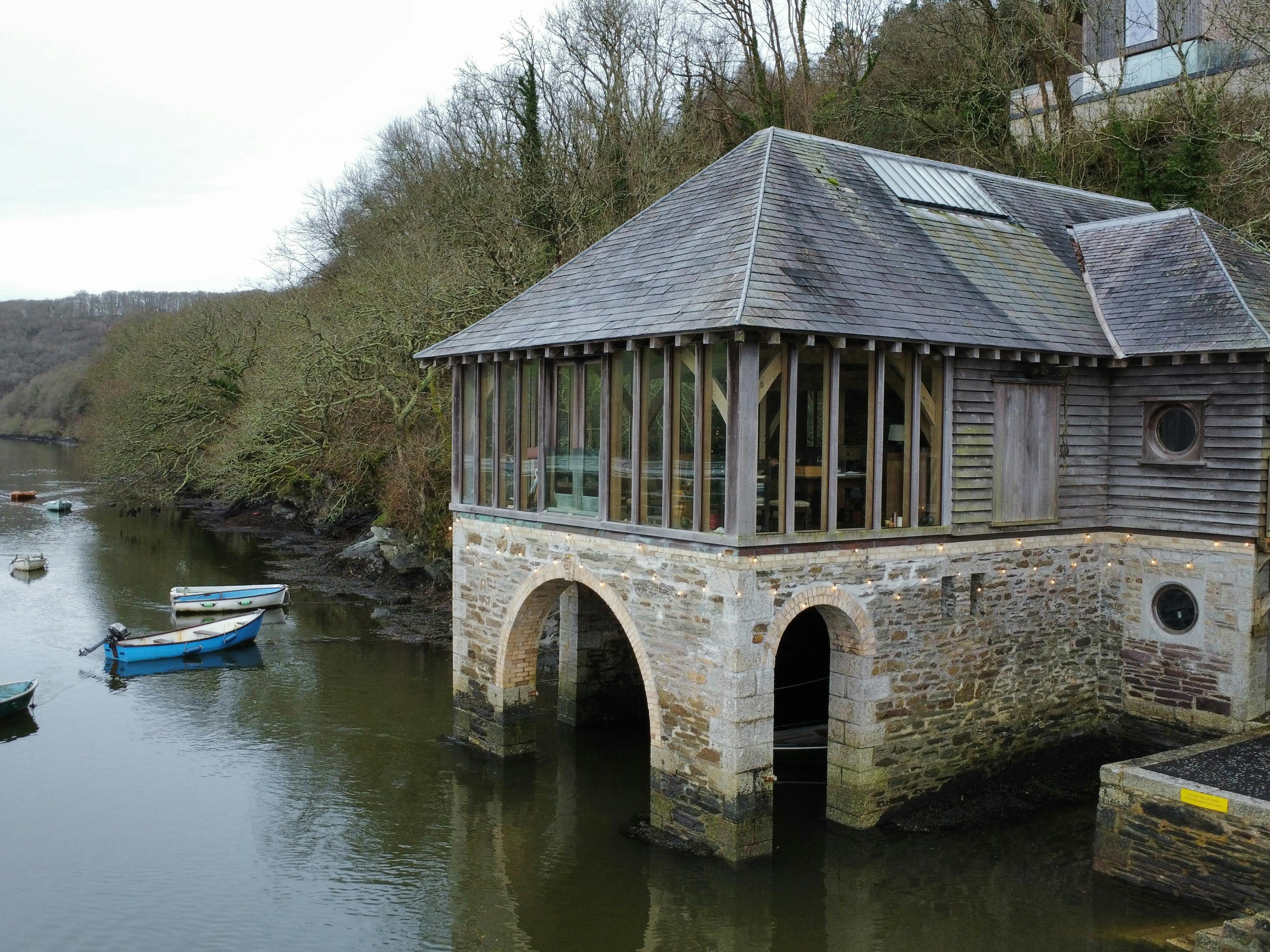 An oak framed retreat on top of a stone boathouse on the River Fowey 