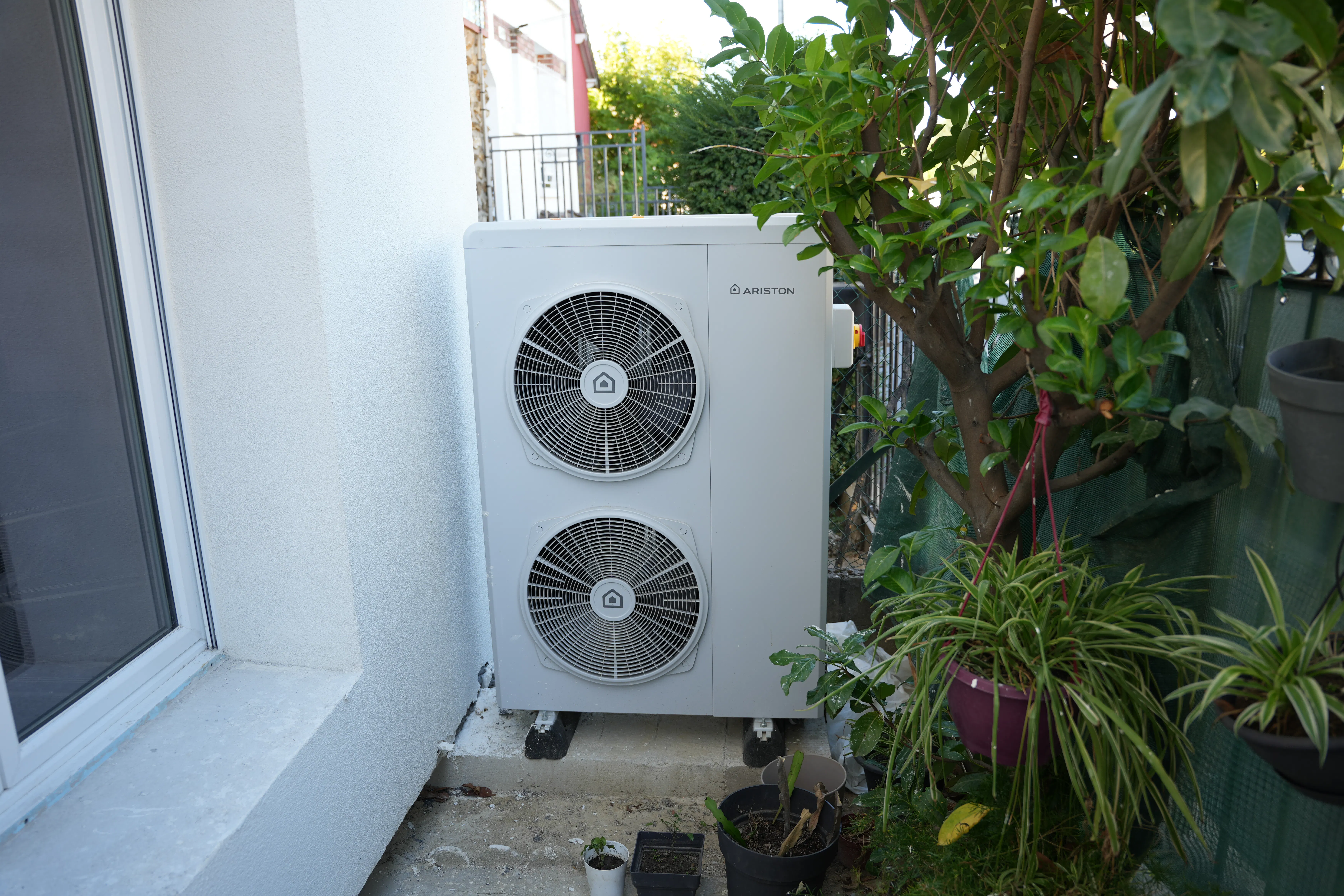 Pompe à chaleur air / eau installée chez madame Yaddehi par Avisun x Carrefour énergies