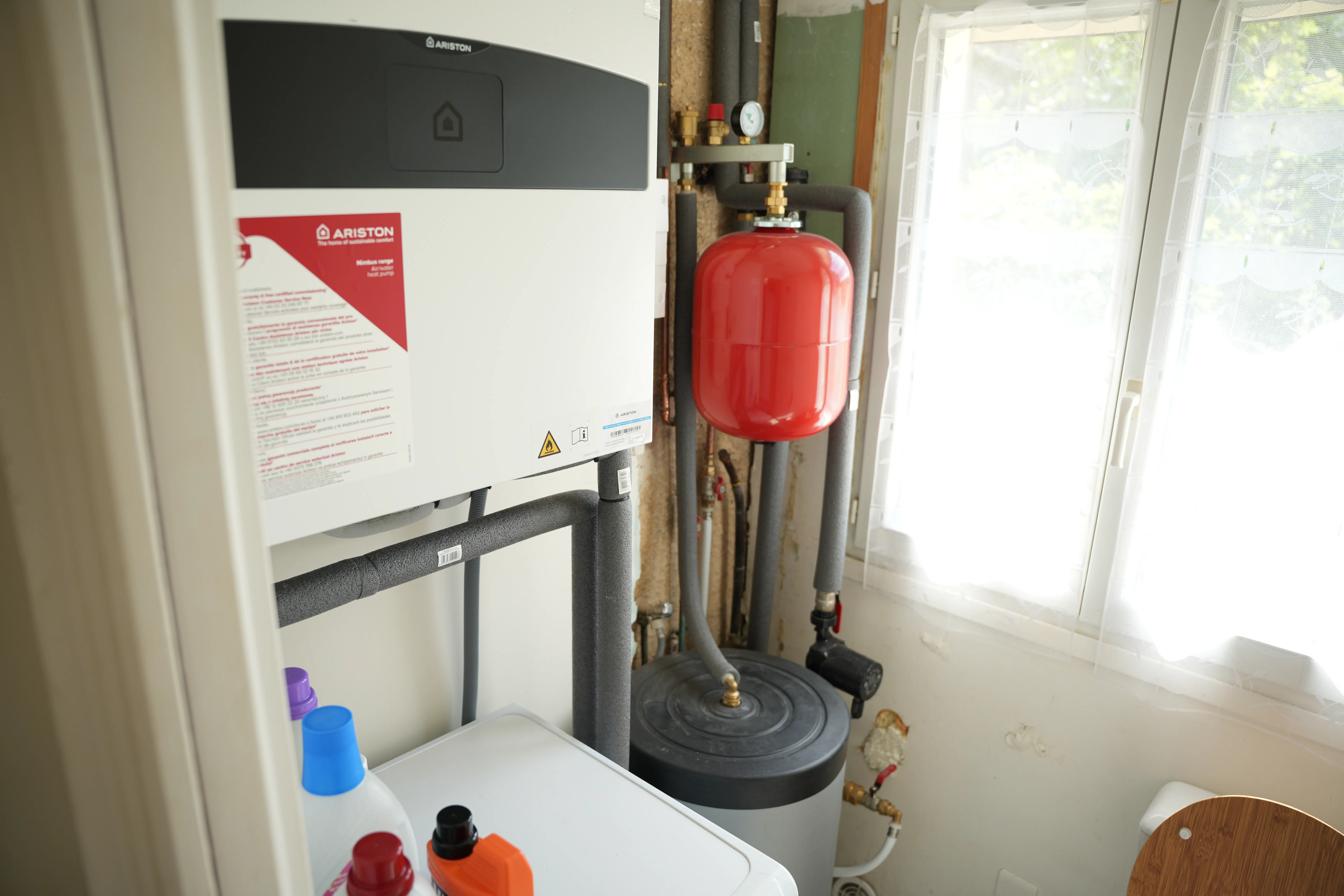Pompe à chaleur air / eau et ballon thermodynamique installés chez madame Barhoumi par Avisun x Carrefour énergies