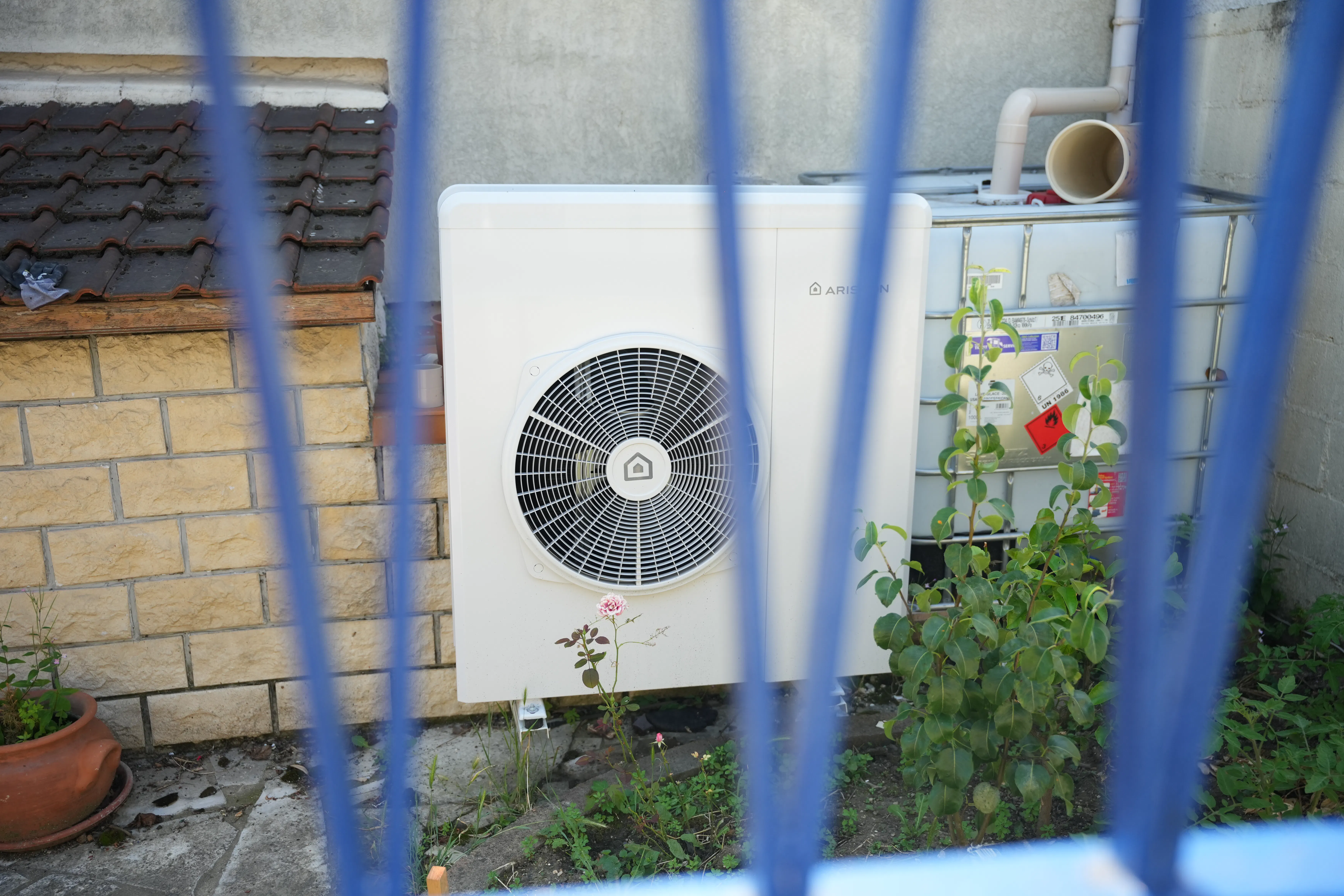 Pompe à chaleur air / eau installée chez monsieur Markandu par Avisun x Carrefour énergies
