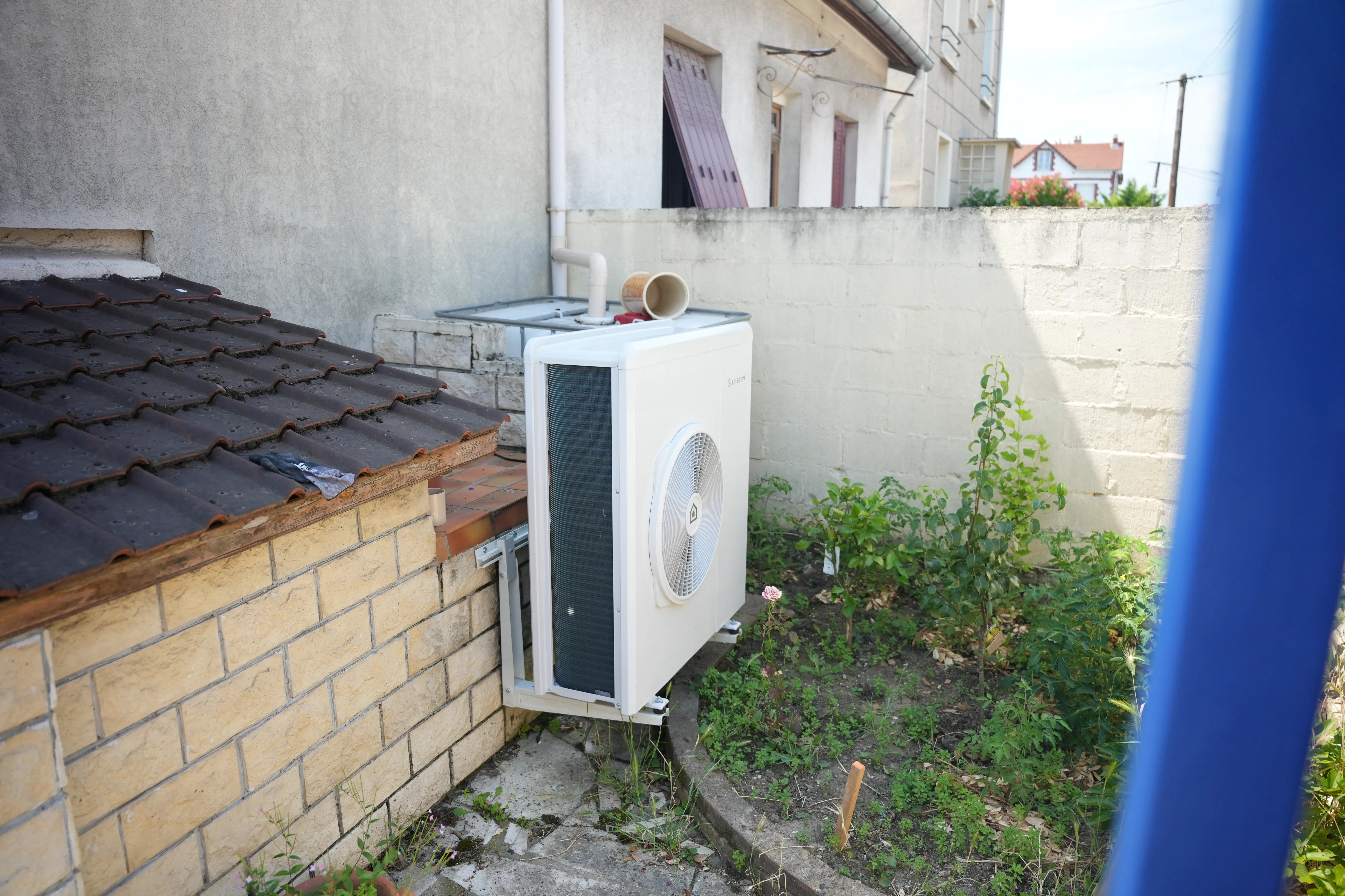 Pompe à chaleur air / eau installée chez monsieur Markandu par Avisun x Carrefour énergies