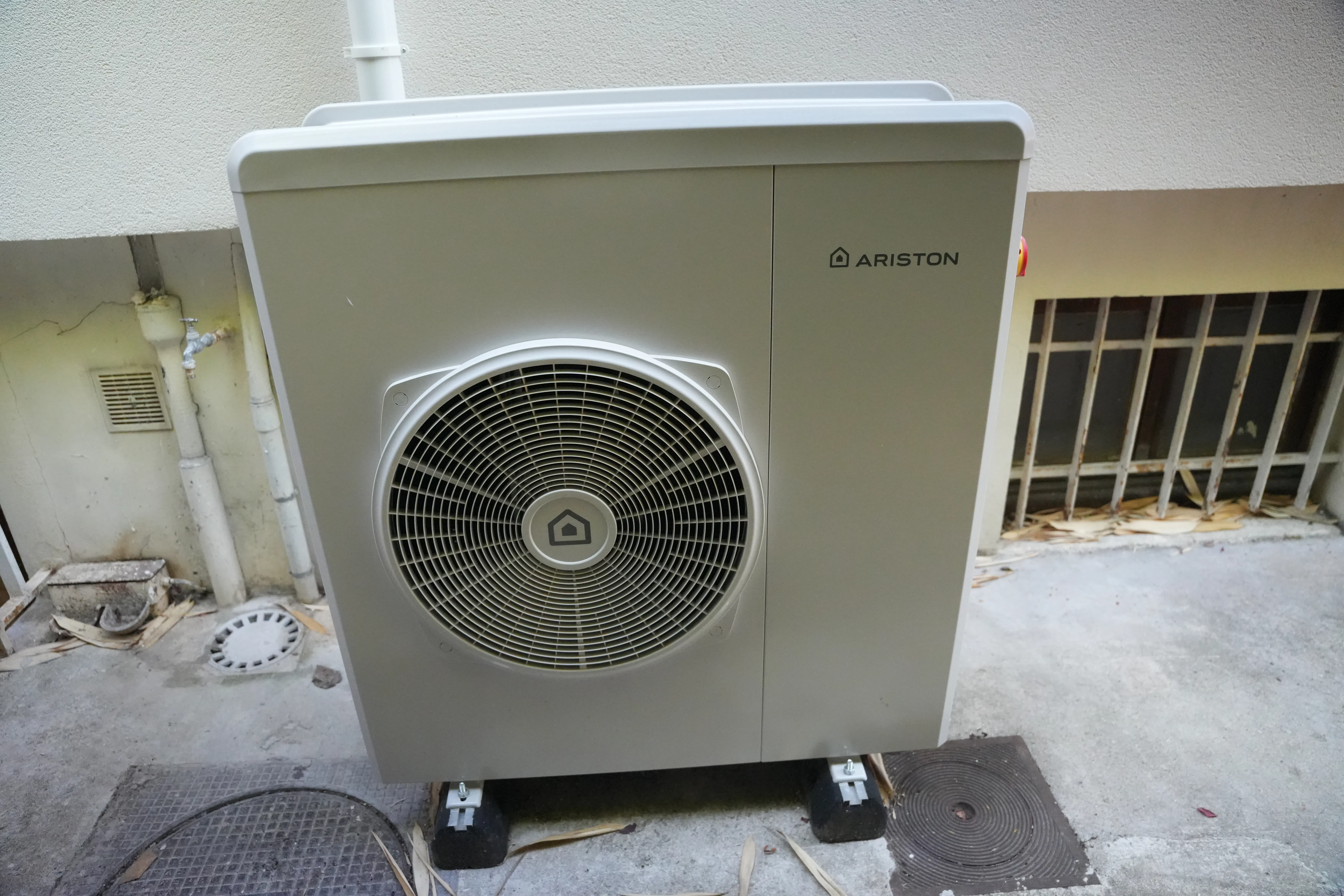 Pompe à chaleur air / eau installée chez monsieur Scotti par Avisun x Carrefour énergies