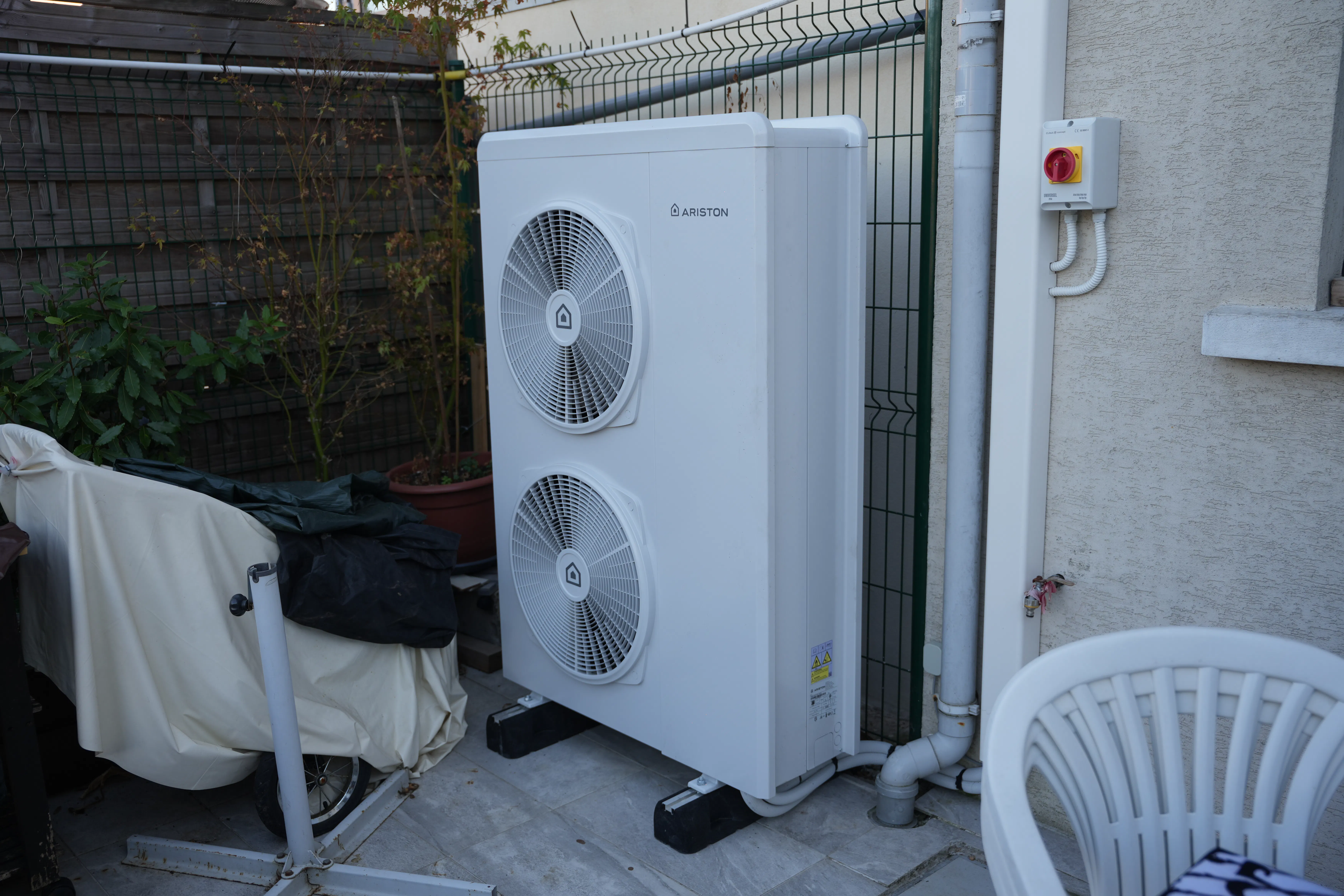 Pompe à chaleur air / eau installée chez monsieur Khandy par Avisun x Carrefour énergies