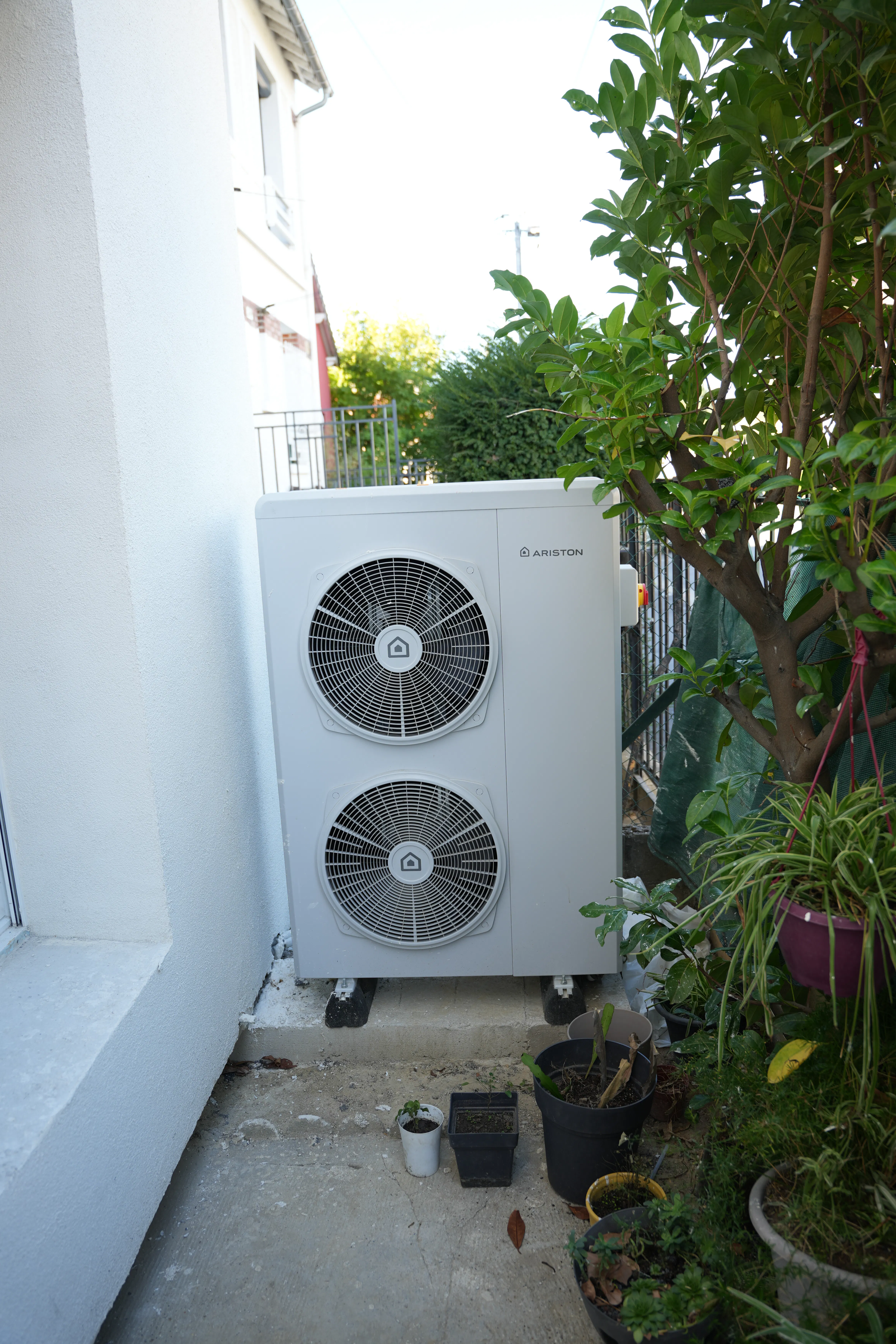 Pompe à chaleur air / eau installée chez madame Yaddehi par Avisun x Carrefour énergies