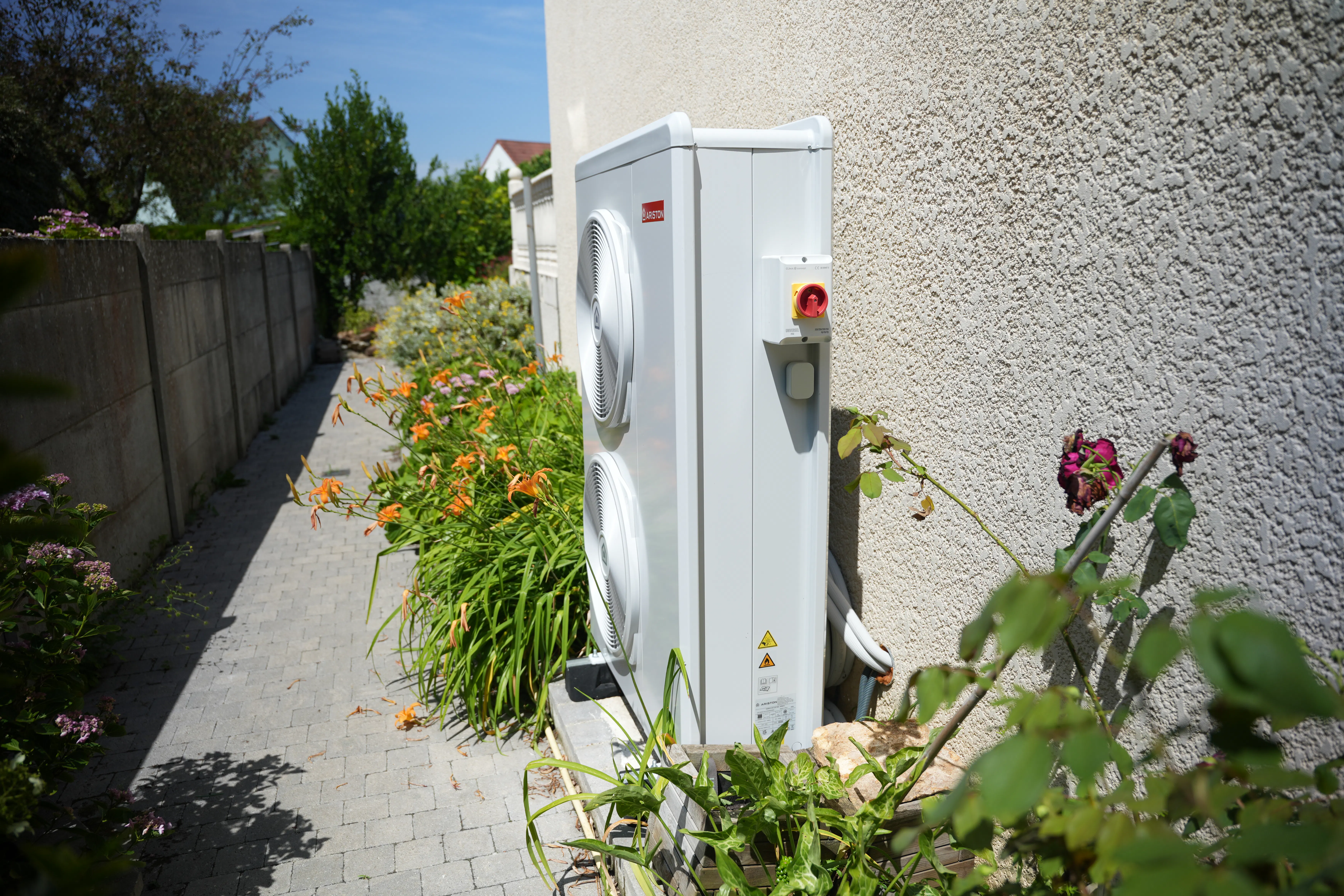 Pompe à chaleur air / eau installée chez madame Chervier par Avisun x Carrefour énergies