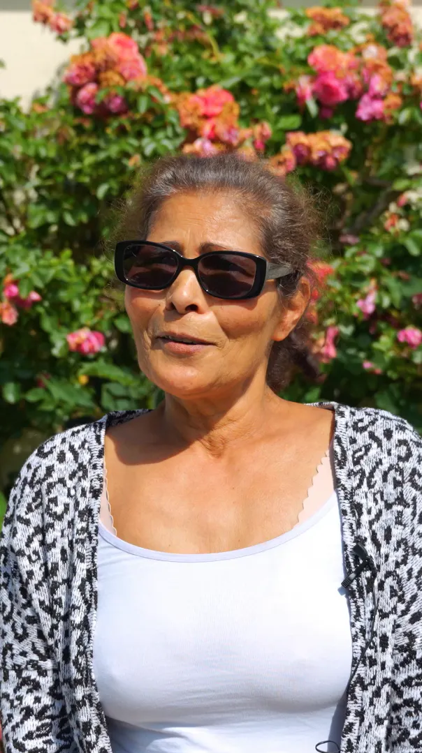 Madame Barhoumi en interview en train de parler de sa nouvelle installation de pompe à chaleur air/eau par Carrefour énergies