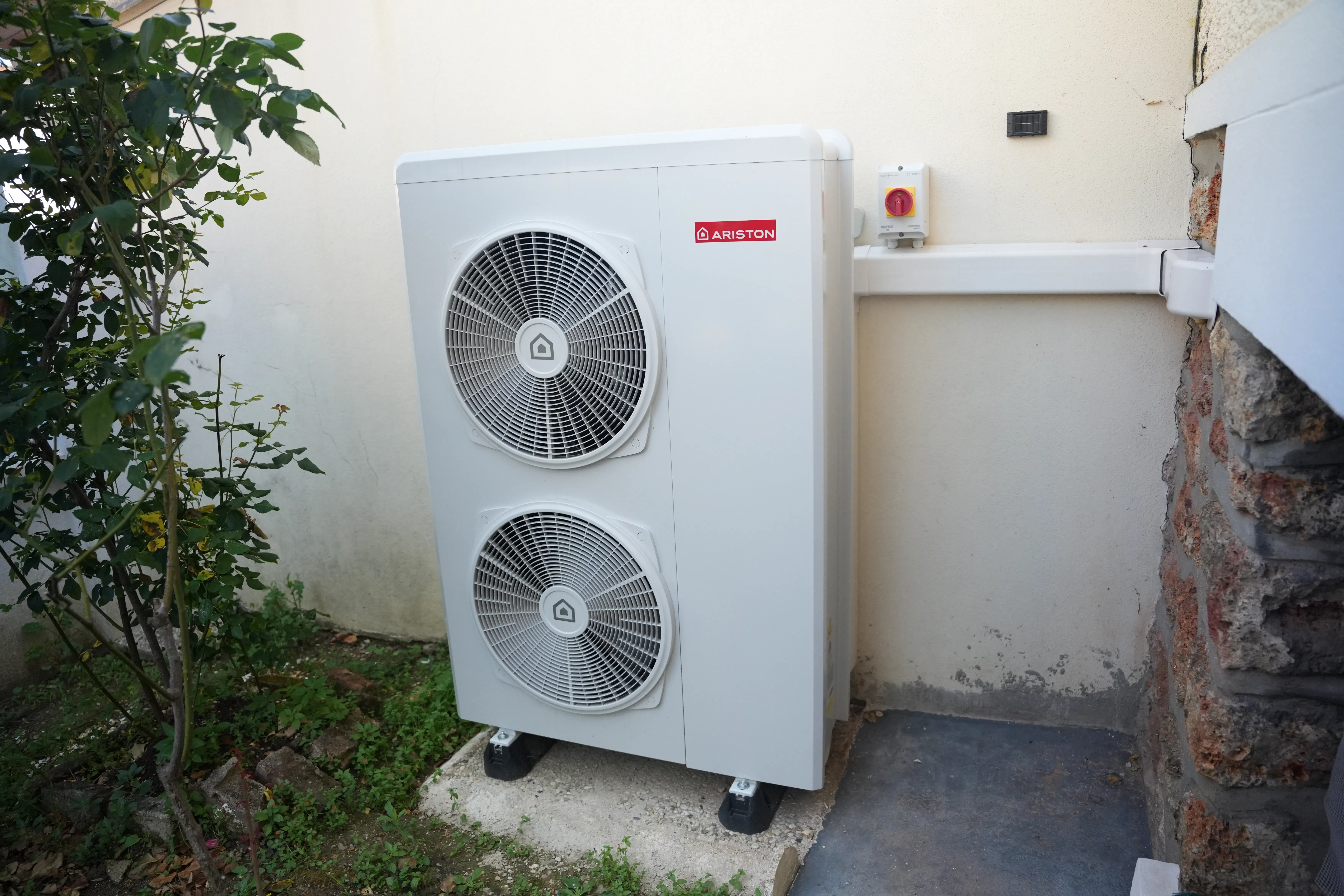 Pompe à chaleur air / eau installée chez monsieur Lam par Avisun x Carrefour énergies