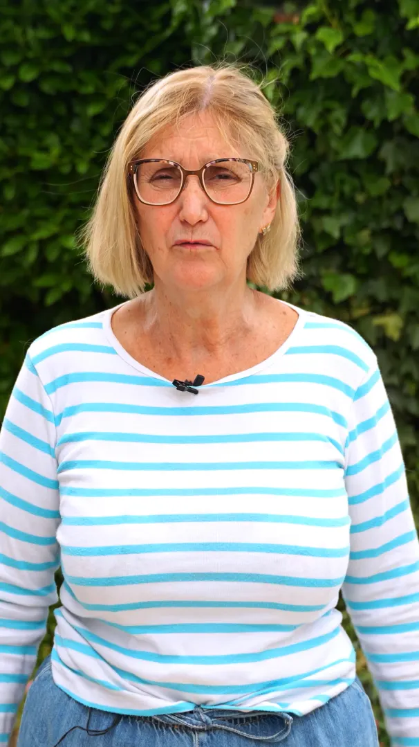 Madame Canton en interview en train de parler de sa nouvelle installation de pompe à chaleur air/eau par Carrefour énergies