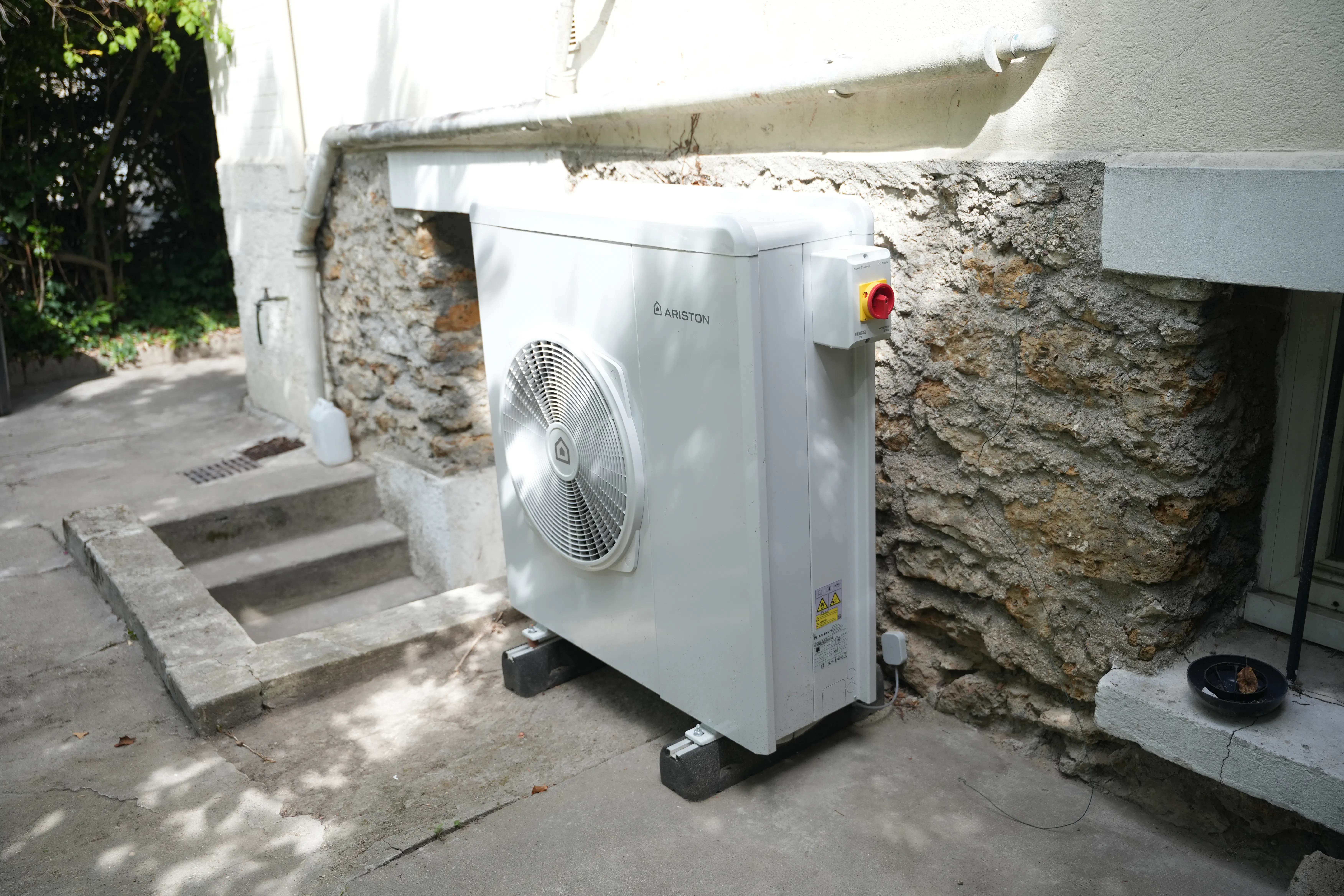 Pompe à chaleur air / eau installée chez madame Wu par Avisun x Carrefour énergies